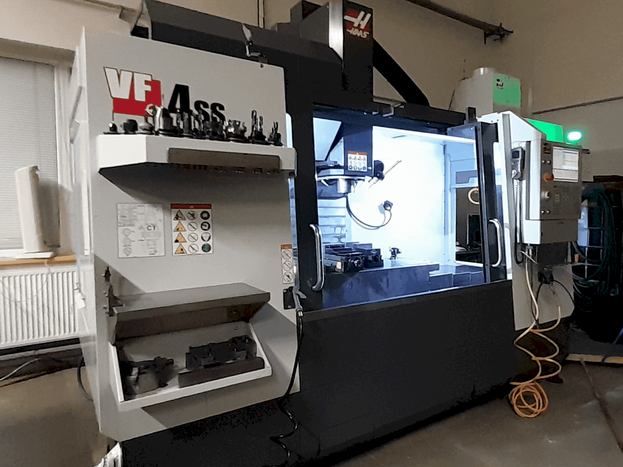 Makine  HAAS VF4-SS - Önden görünüm