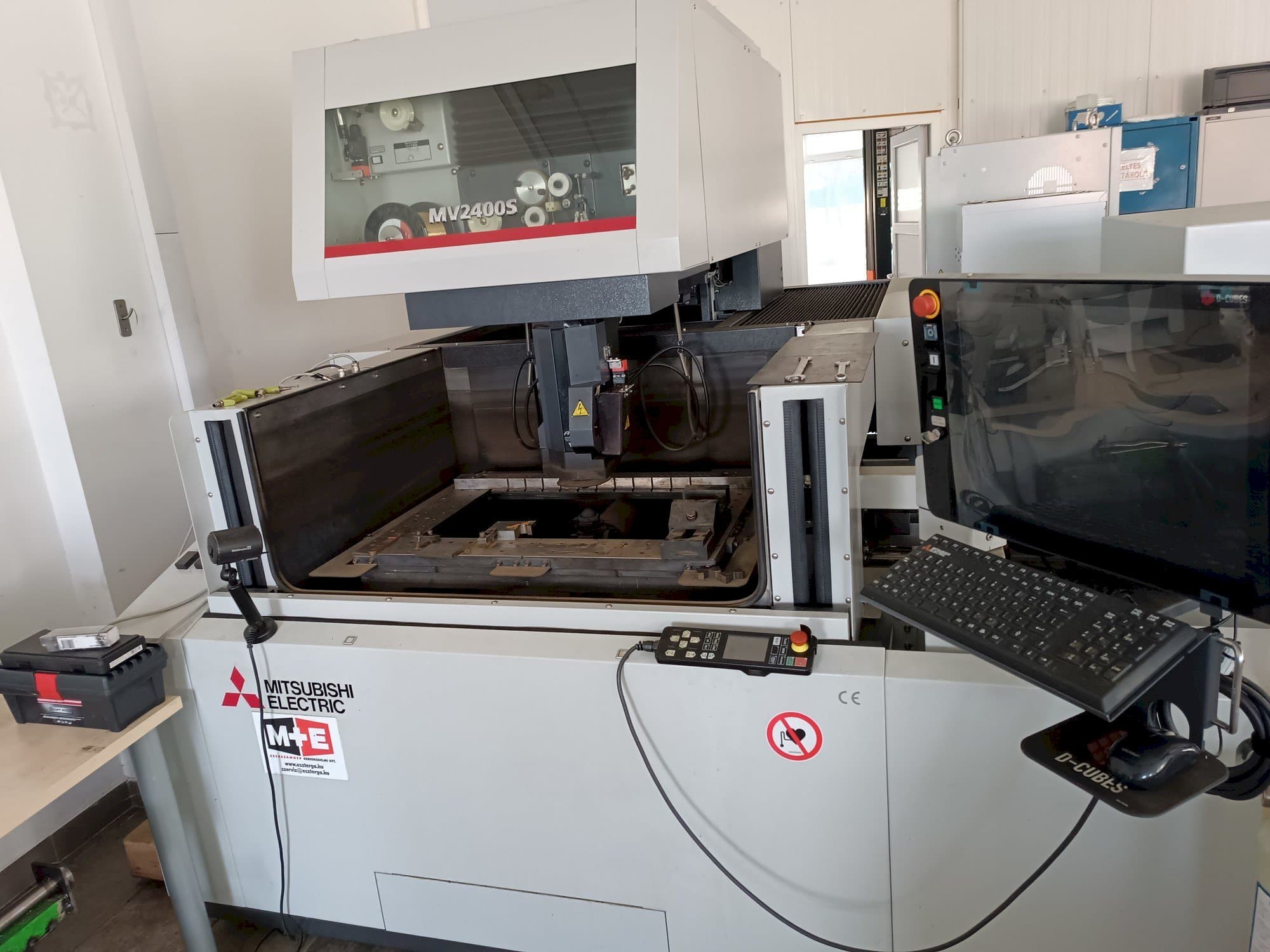 Makine  Mitsubishi MV2400S - Önden görünüm