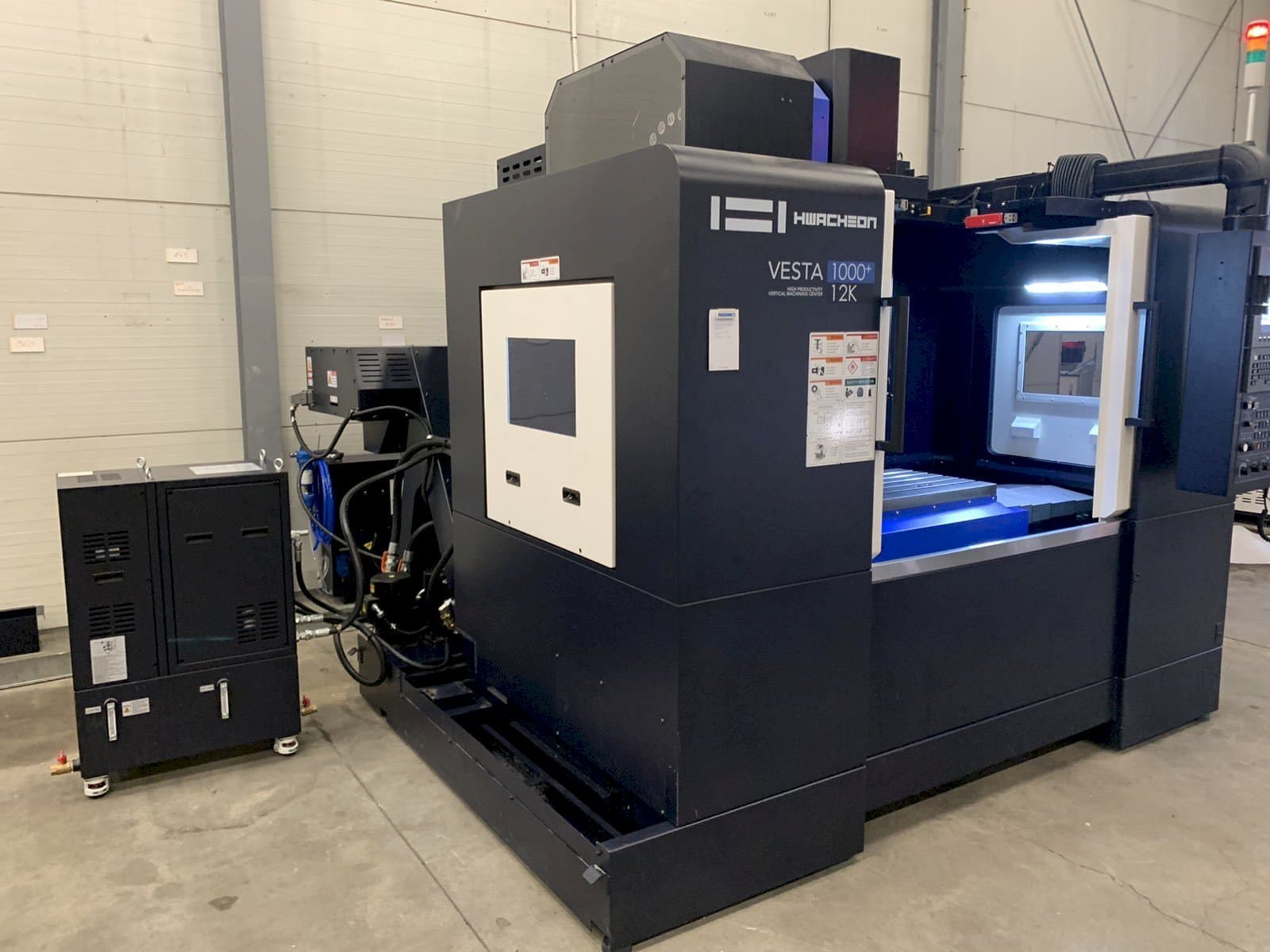 Makine  HWACHEON VESTA-1000+ - Önden görünüm