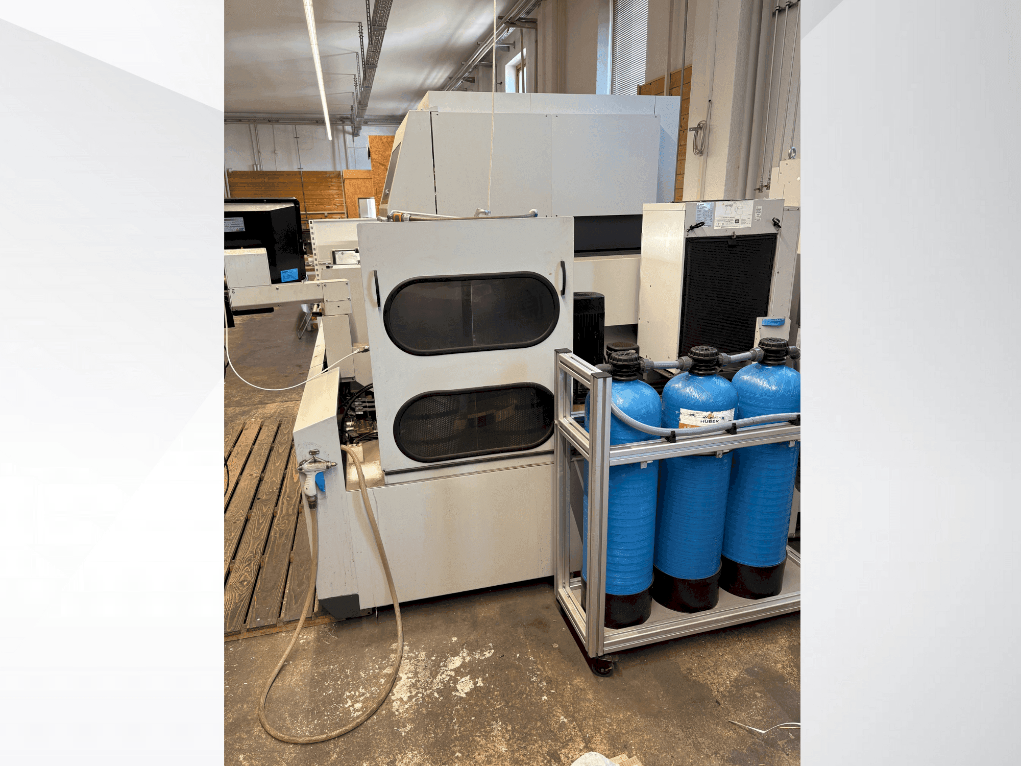 Makine  Mitsubishi MV2400S - Önden görünüm