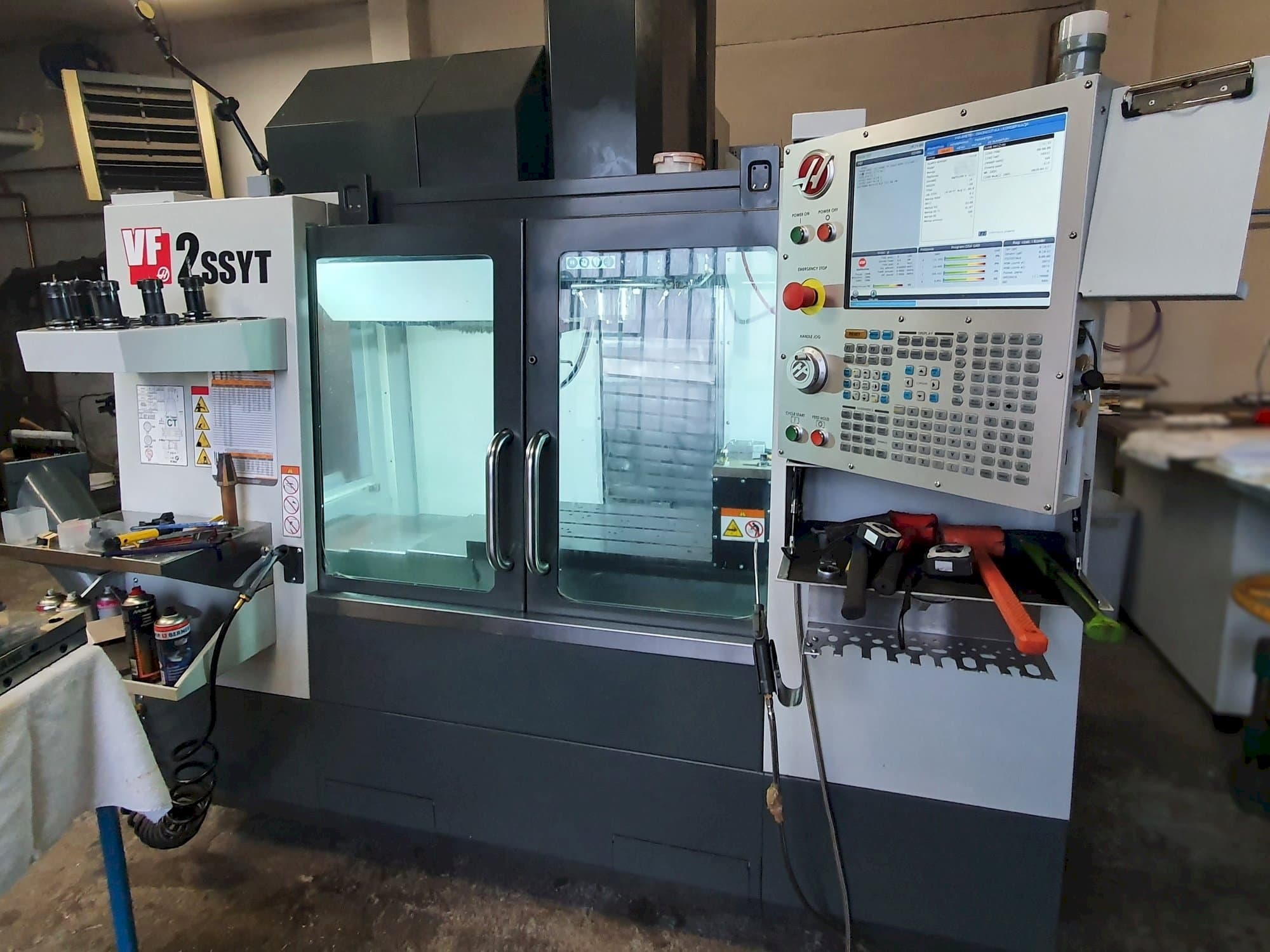 Makine  HAAS VF-2SSYT - Önden görünüm