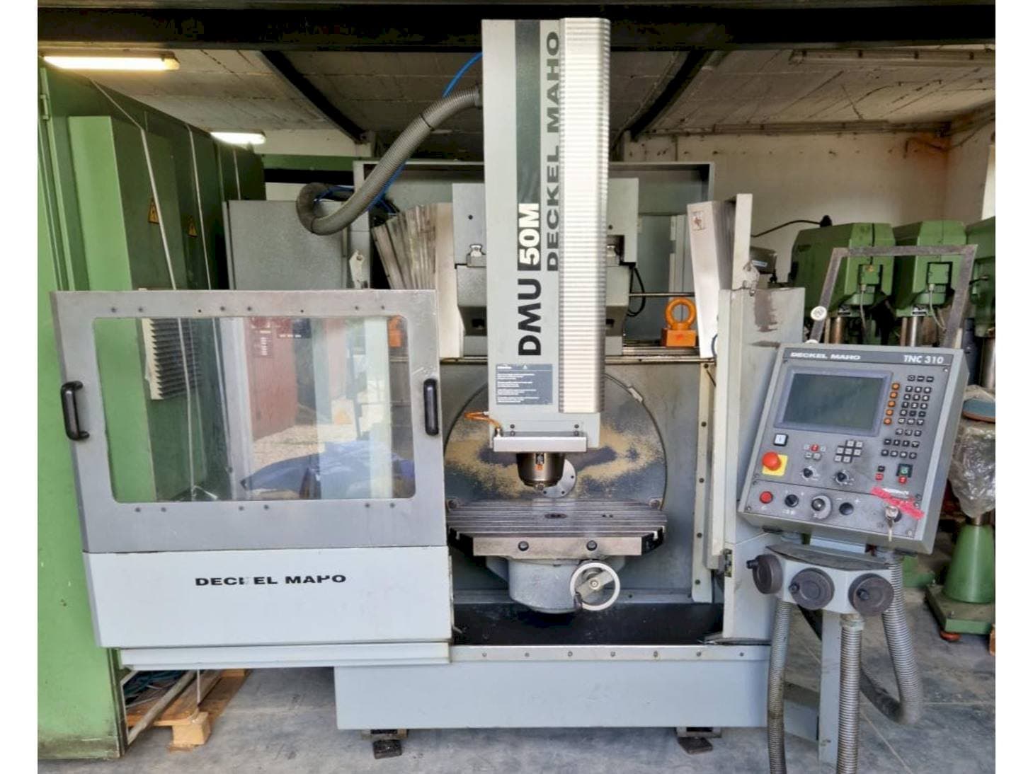 Makine  DECKEL MAHO DMU 50M - Önden görünüm