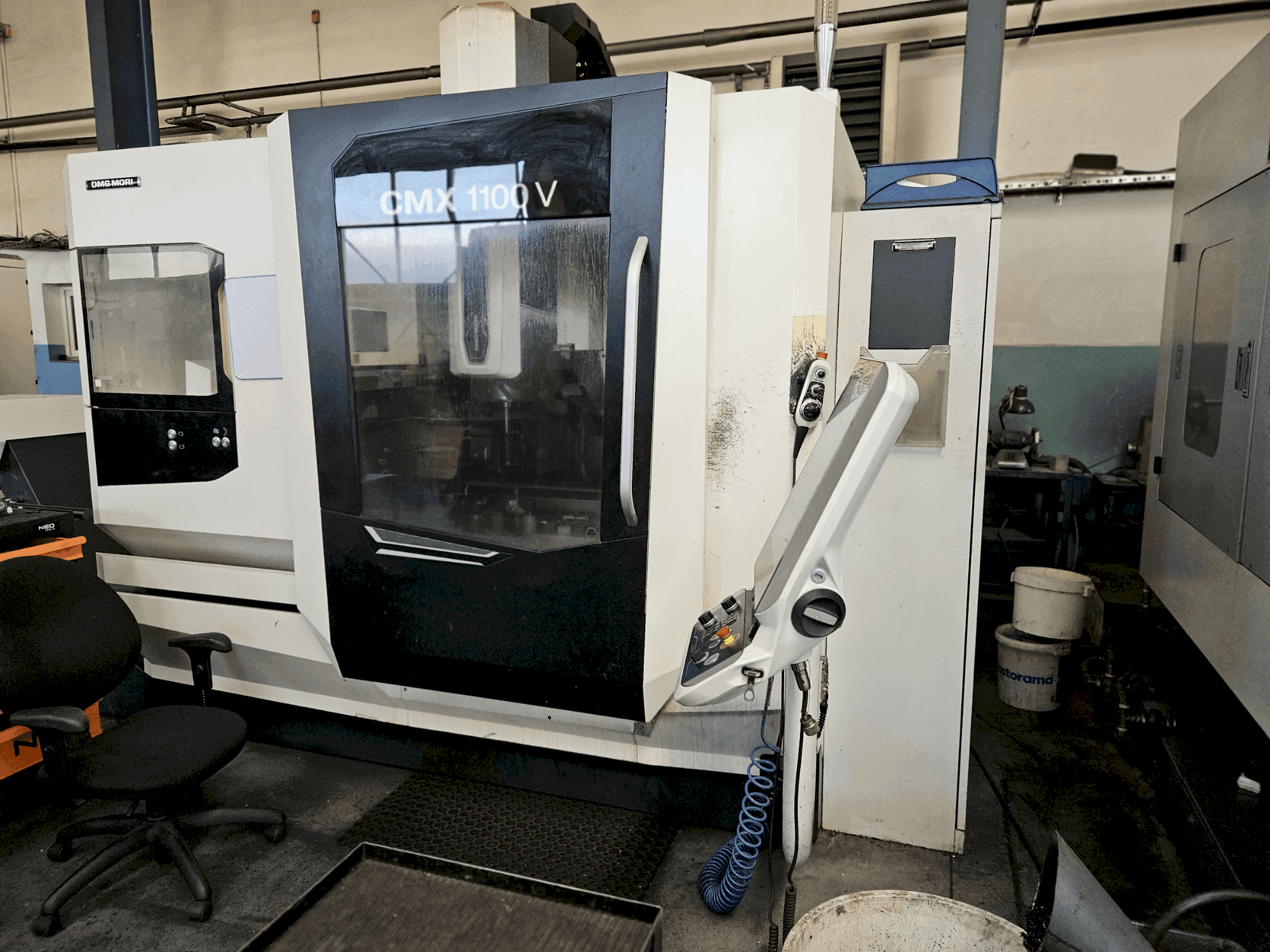 Makine  DMG CMX 1100V - Önden görünüm