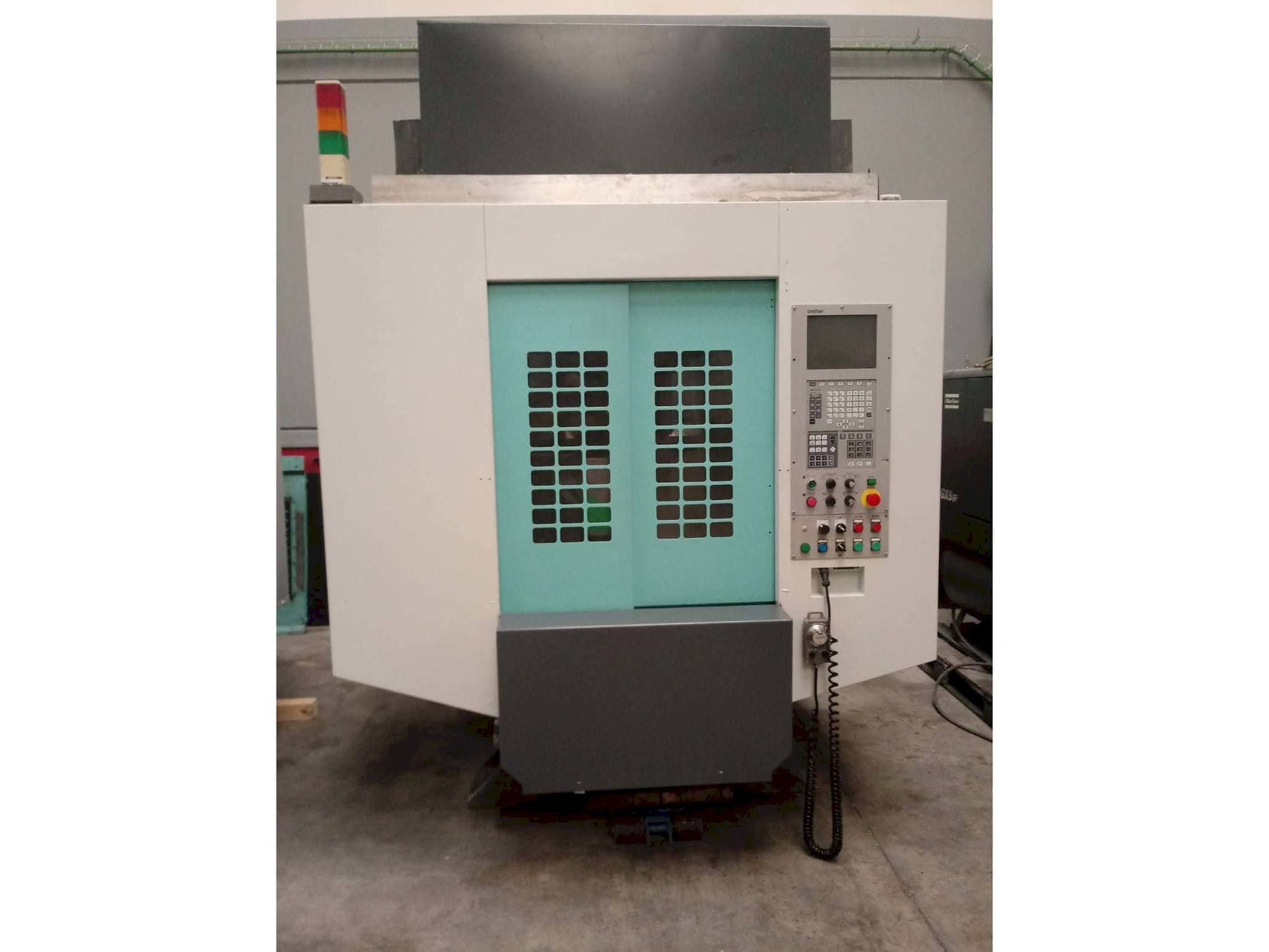 Makine  Brother TC-S2DN-O - Önden görünüm