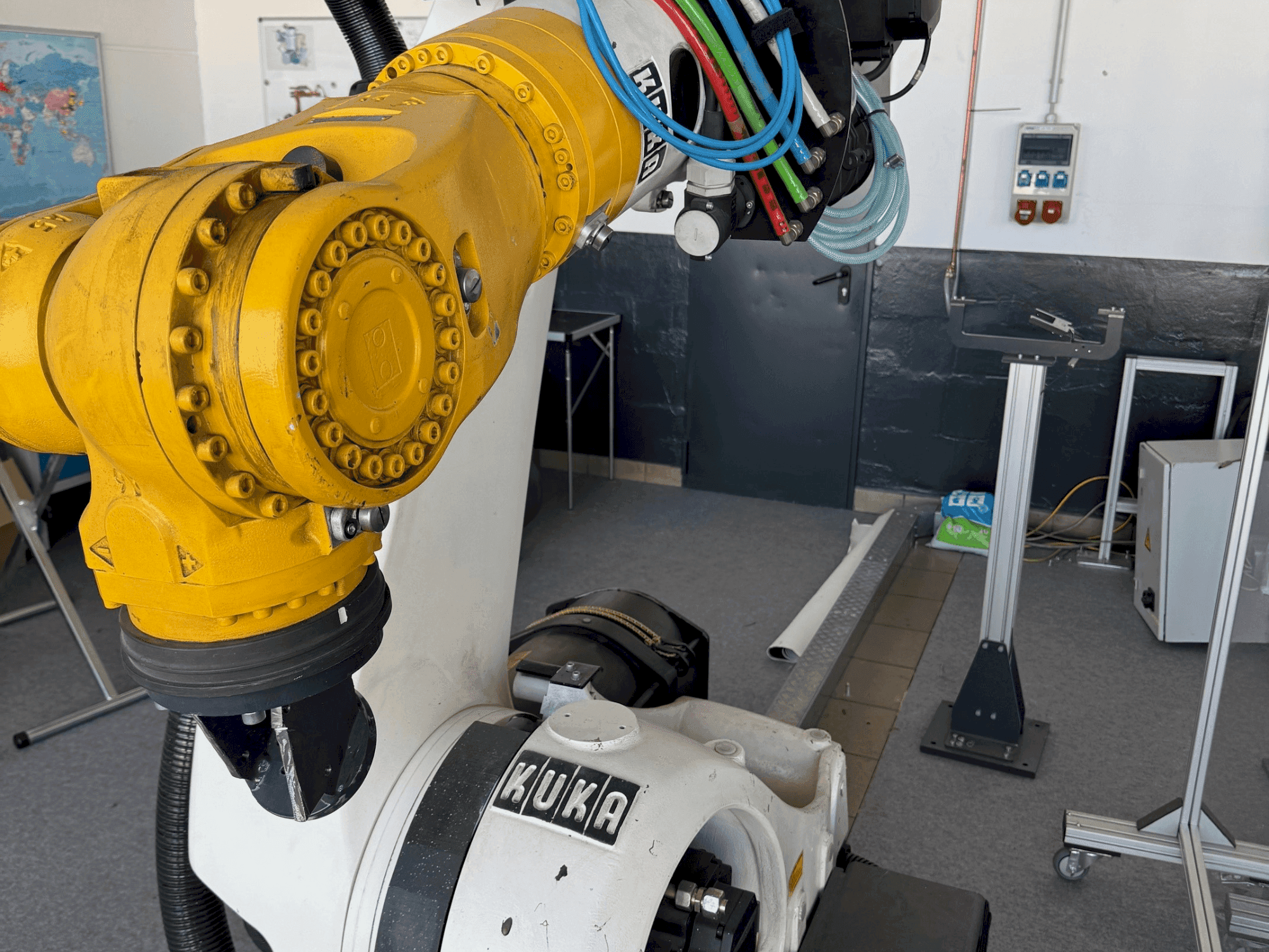 Makine  KUKA KR210 2000-2 - Önden görünüm
