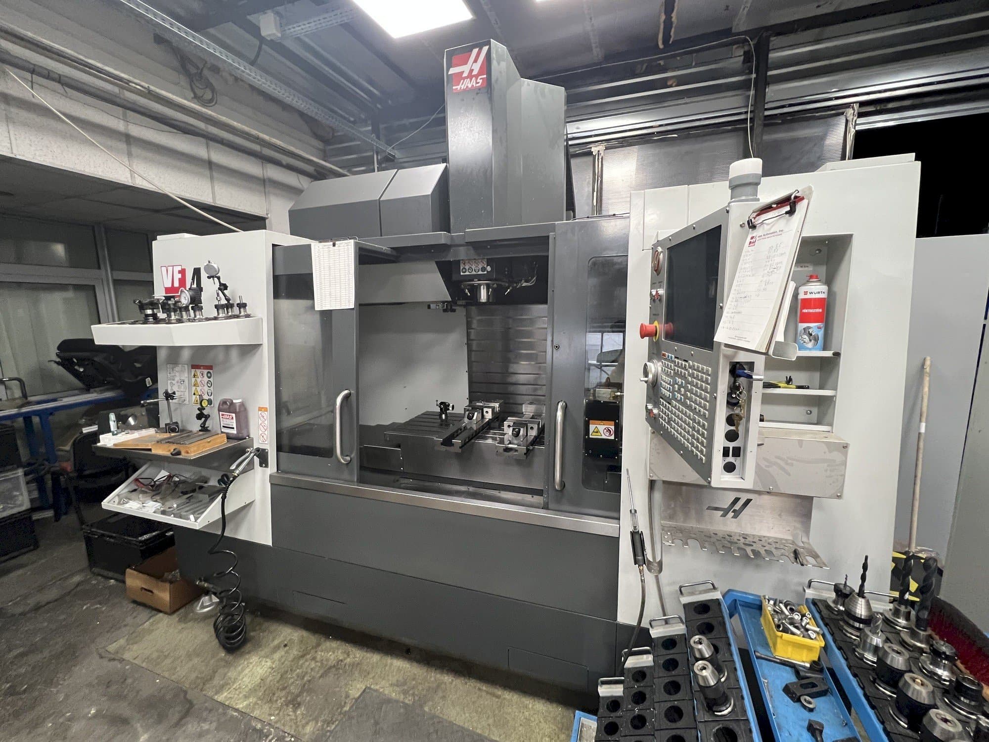 Makine  HAAS VF-4 - Önden görünüm