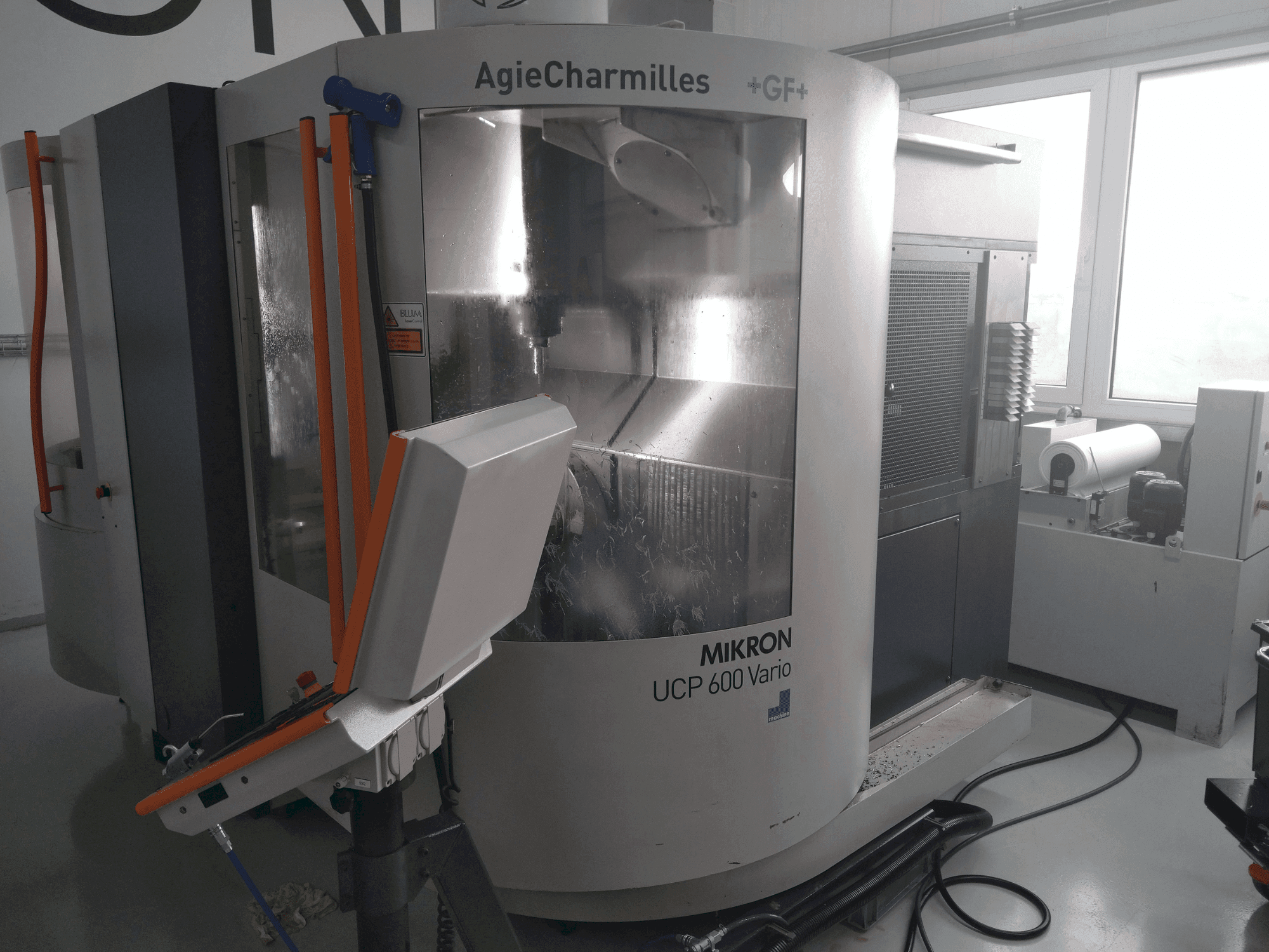 Makine  MIKRON UCP 600 Vario - Önden görünüm