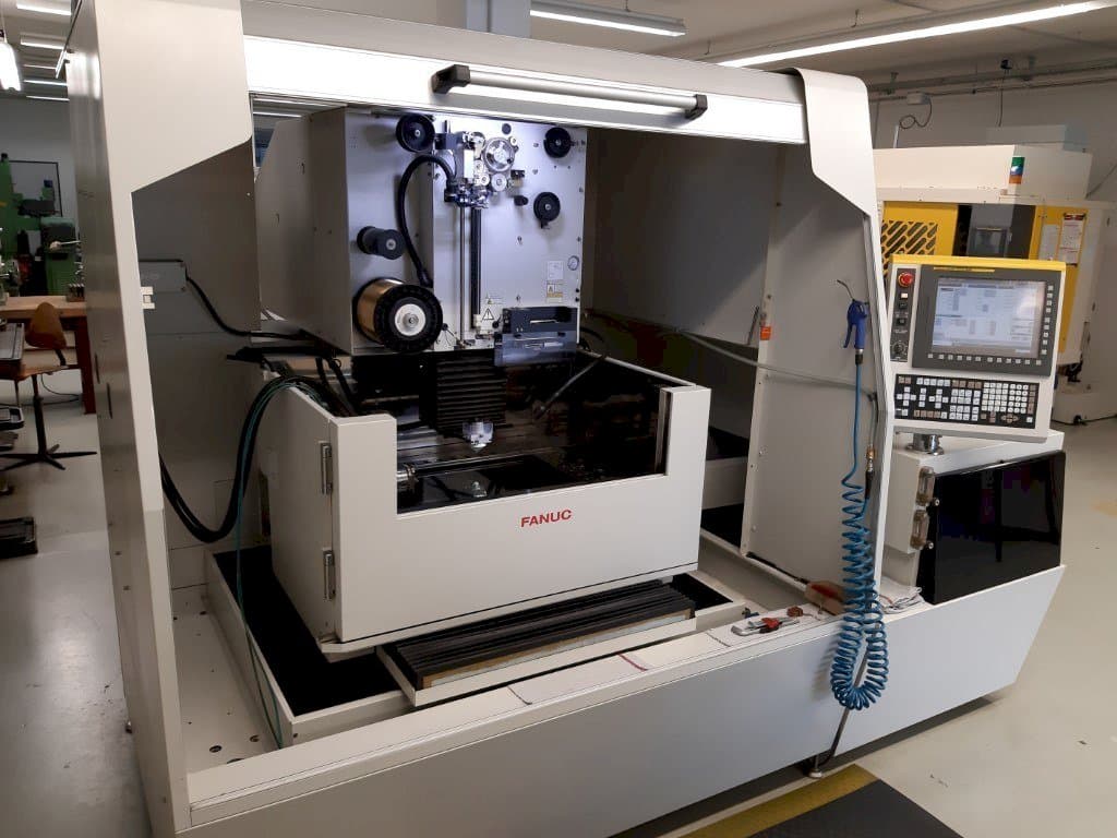 Makine  FANUC Robocut Alpha-1iD - Önden görünüm