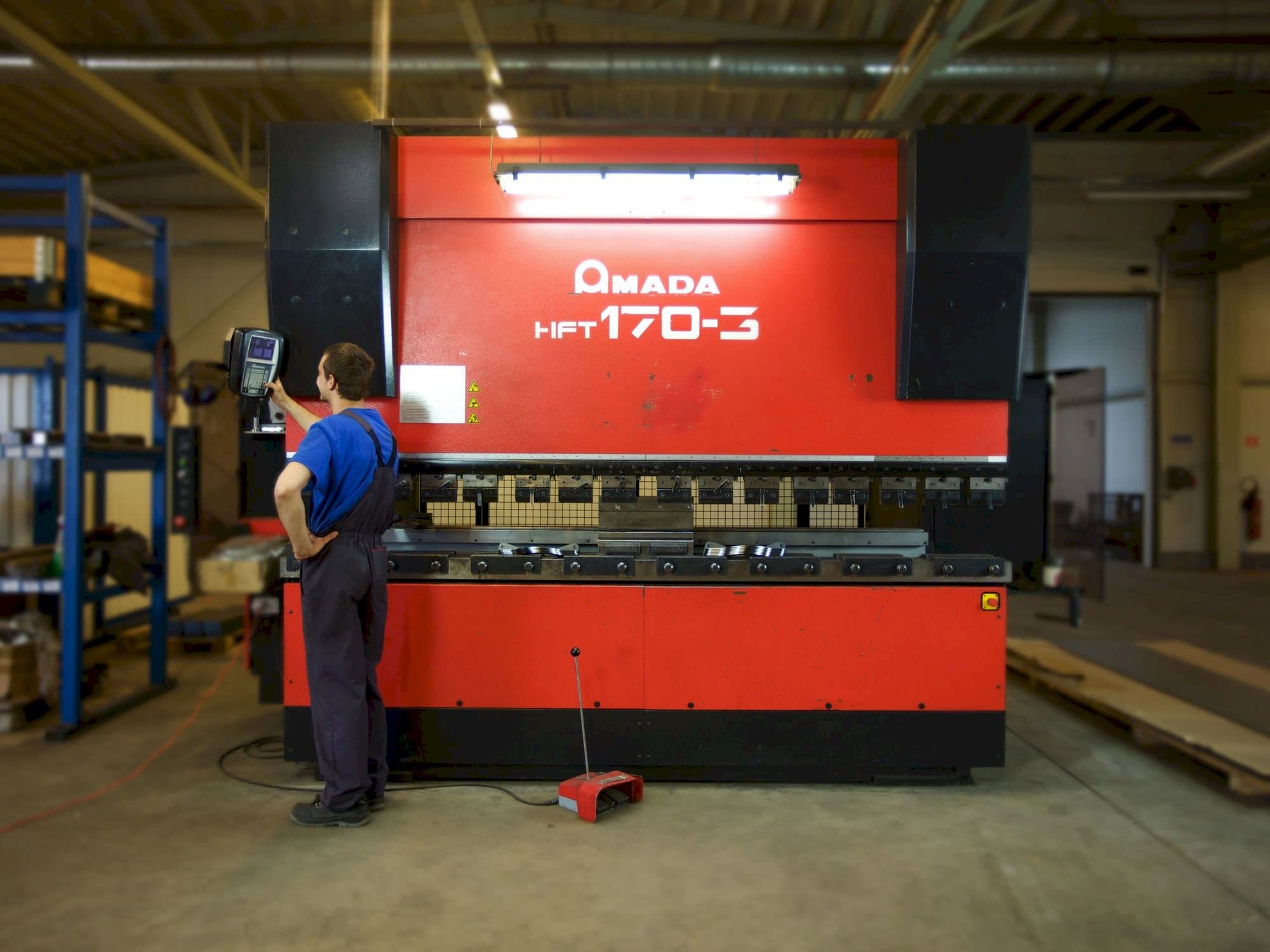 Makine  AMADA HFT 170-3 - Önden görünüm