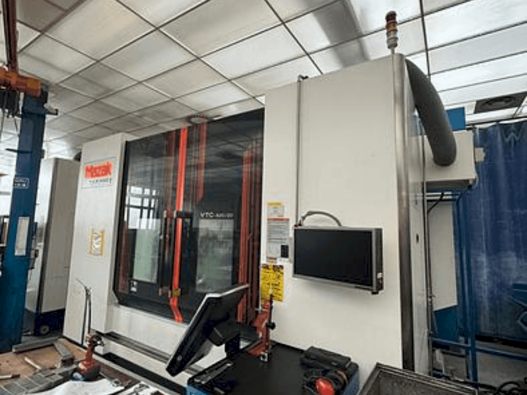 Makine  Mazak VTC 820/20 - Önden görünüm