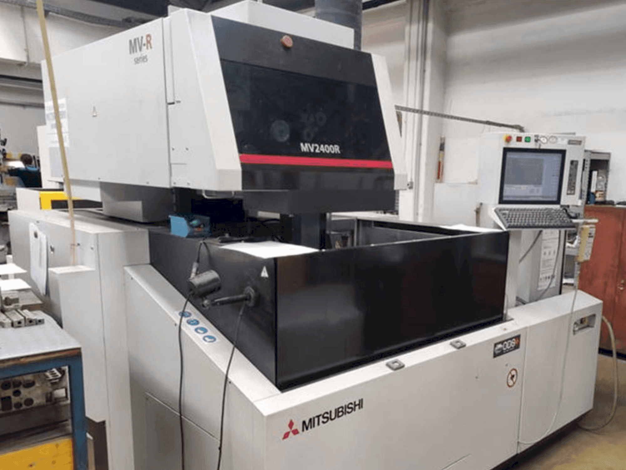 Makine  Mitsubishi Electric MV2400R - Önden görünüm
