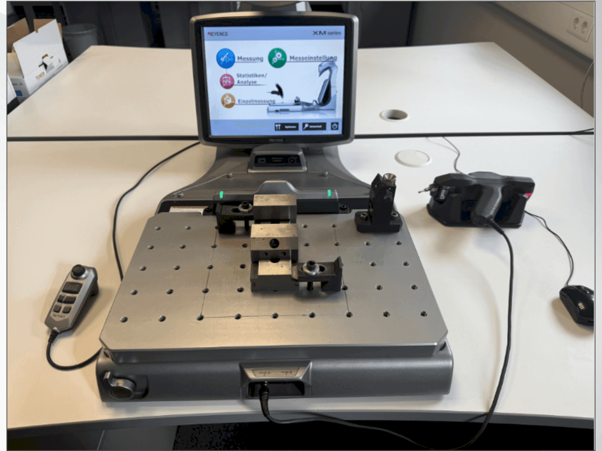 Makine  KEYENCE XM-1200 - Önden görünüm
