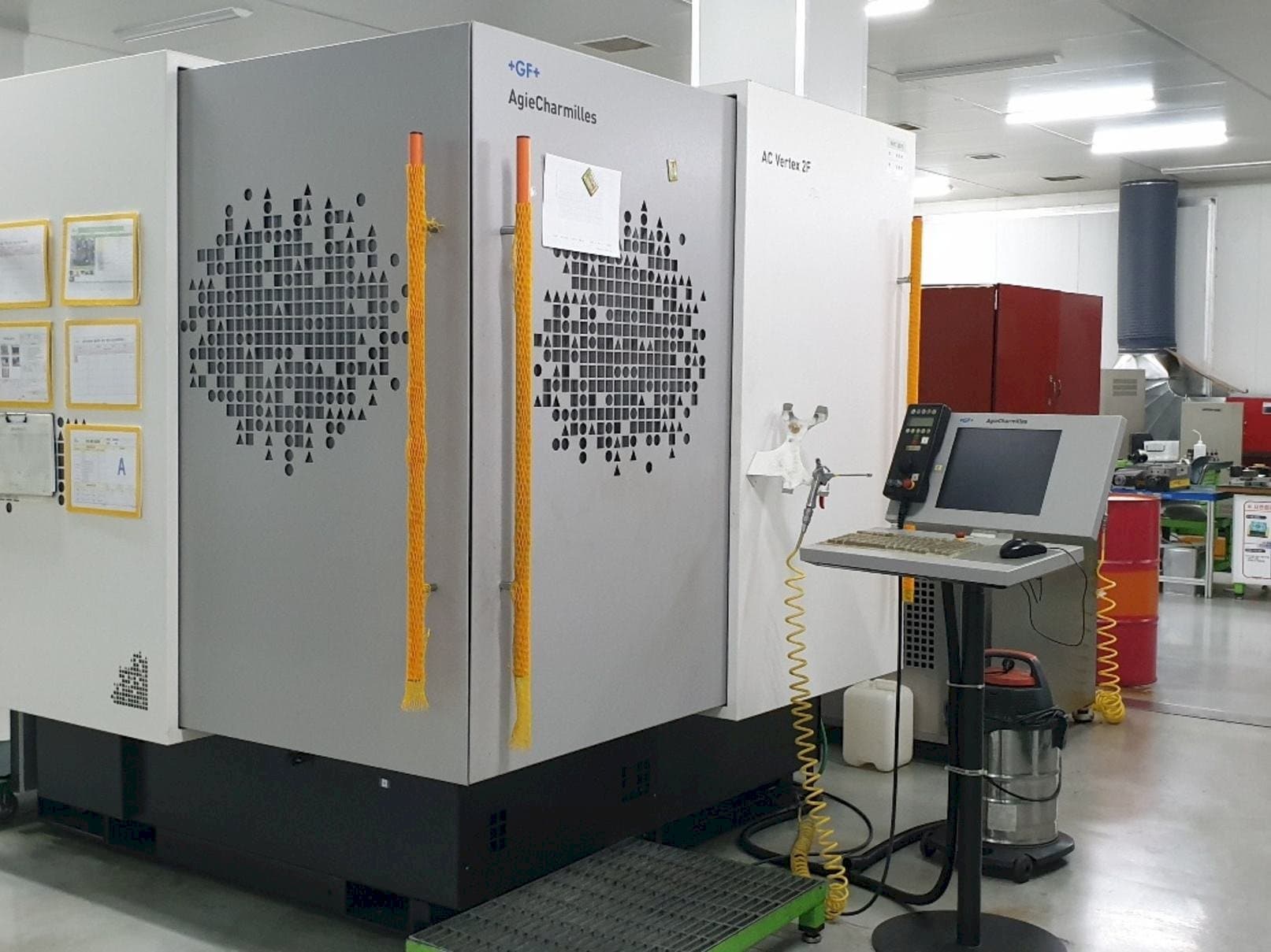 Makine  AgieCharmilles AC VERTEX 2F - Önden görünüm