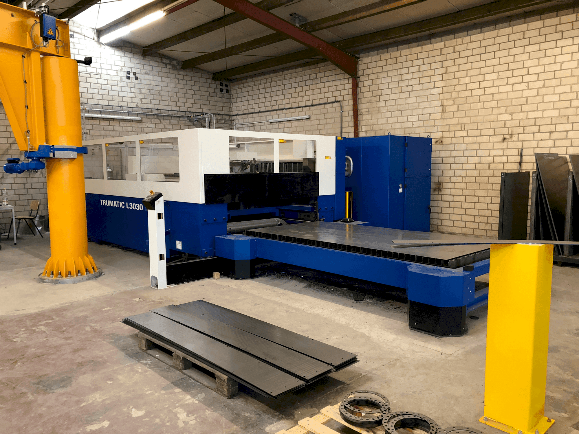 Makine  TRUMPF Trumatic L3030 - Önden görünüm