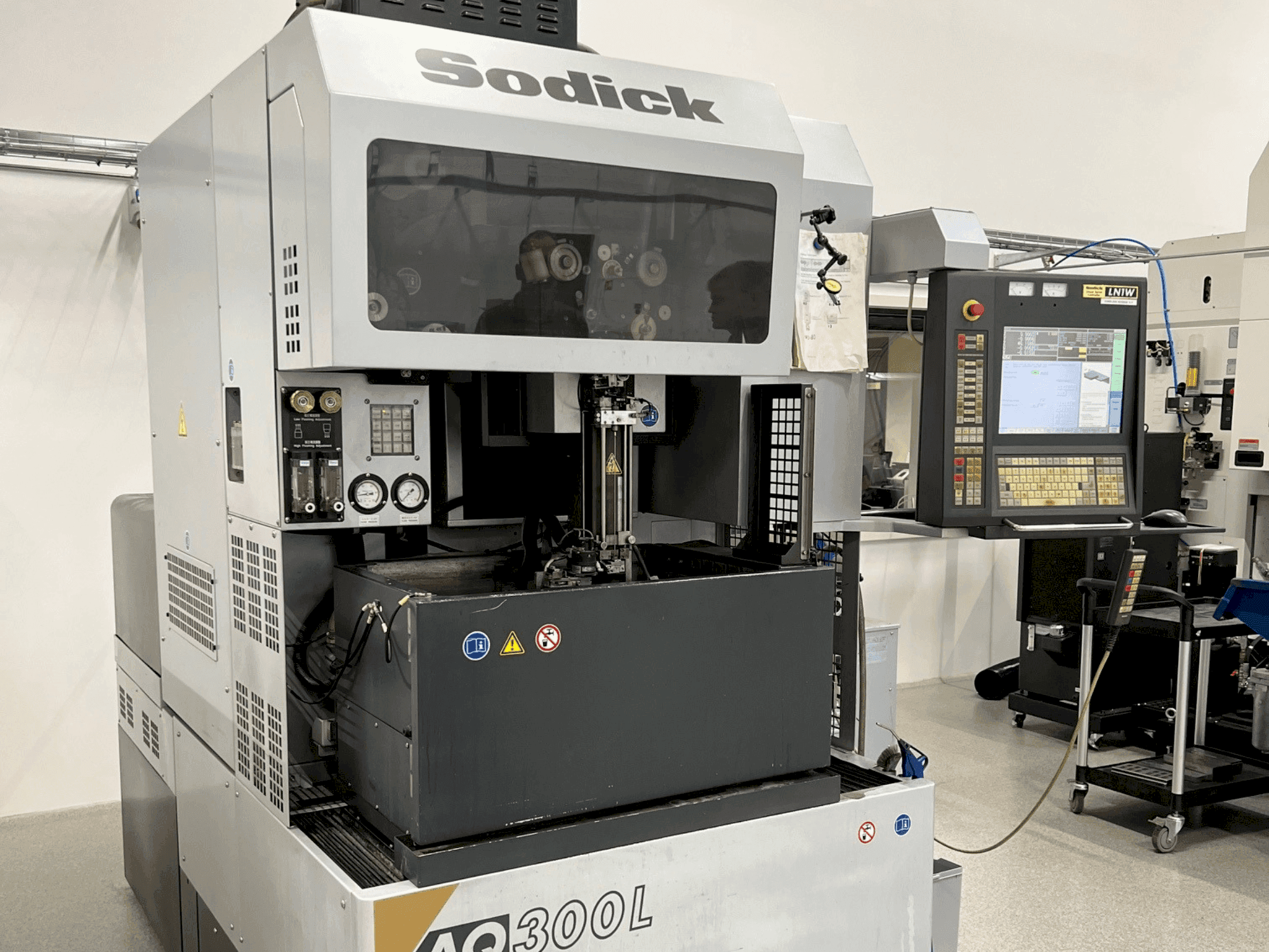 Makine  Sodick AQ300L - Önden görünüm