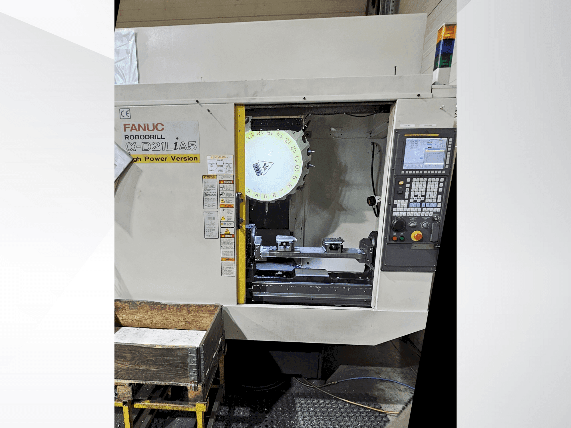 Makine  FANUC Robodrill α-D21L iA - Önden görünüm