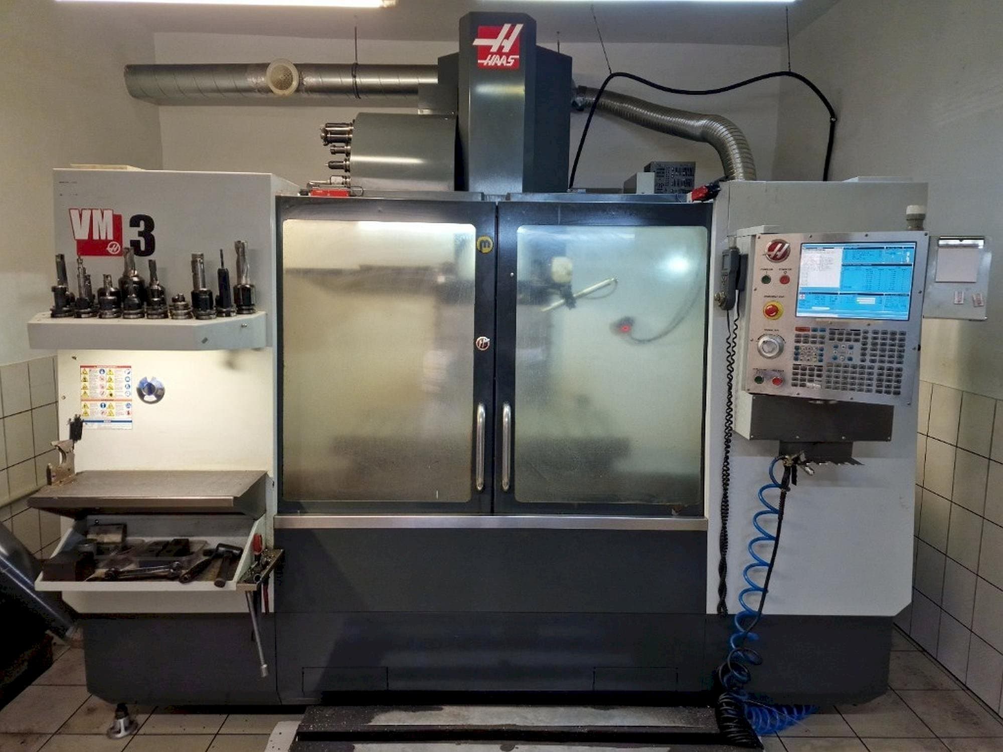 Makine  HAAS VM-3 - Önden görünüm