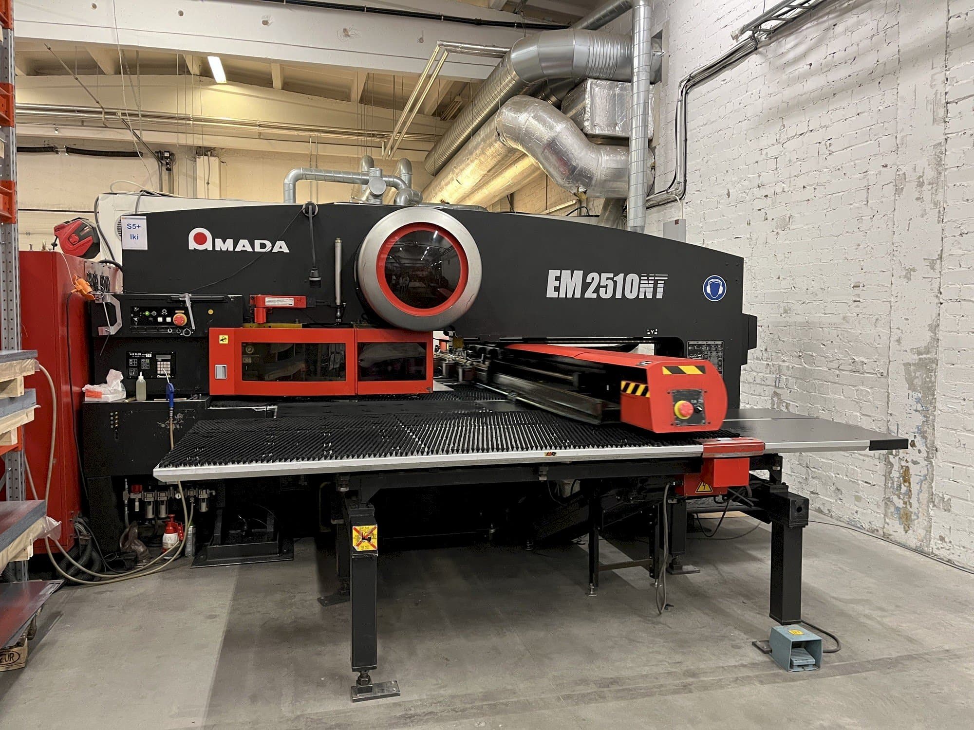 Makine  AMADA EM2510NT - Önden görünüm