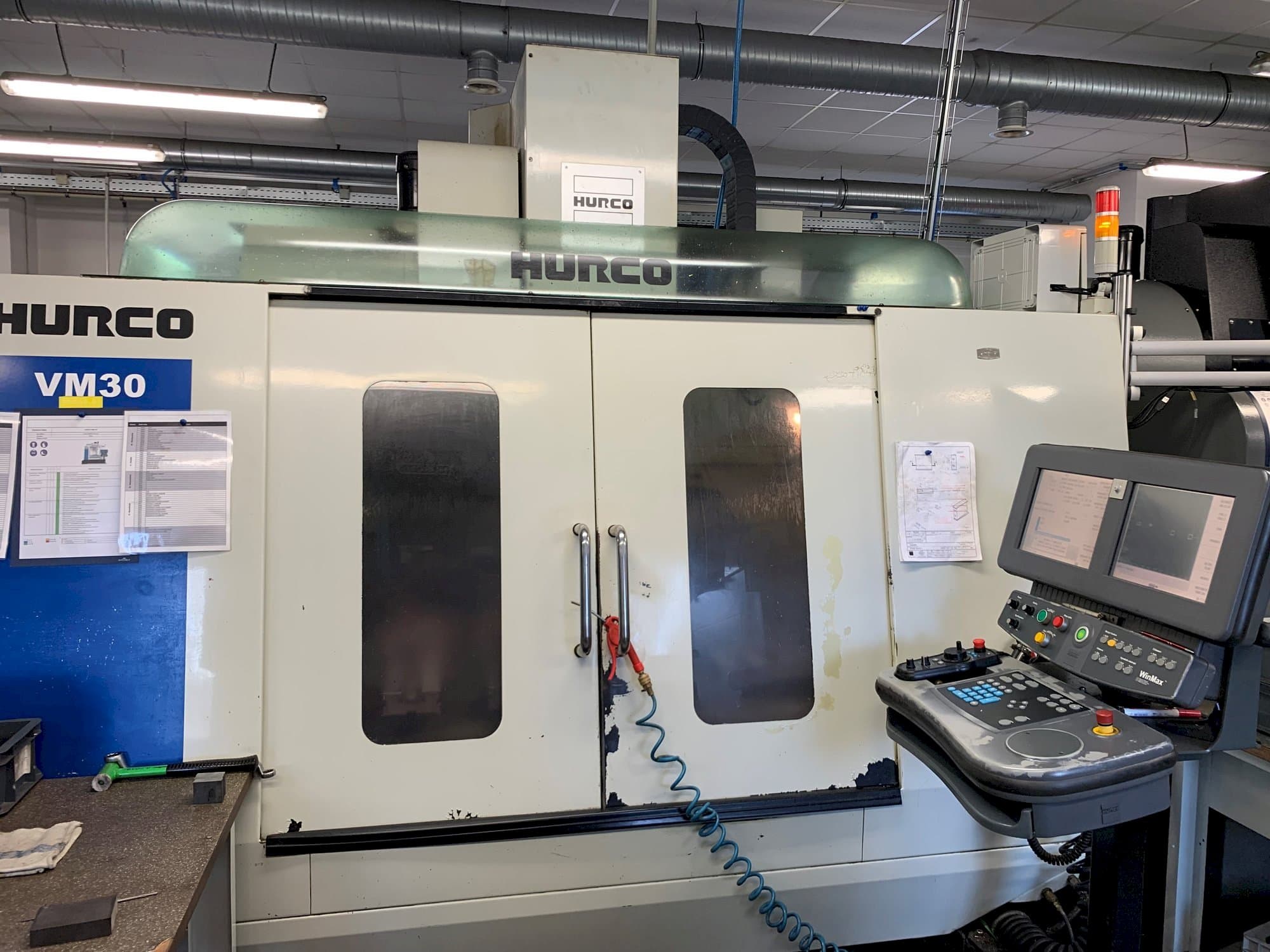 Makine  Hurco VM30 - Önden görünüm