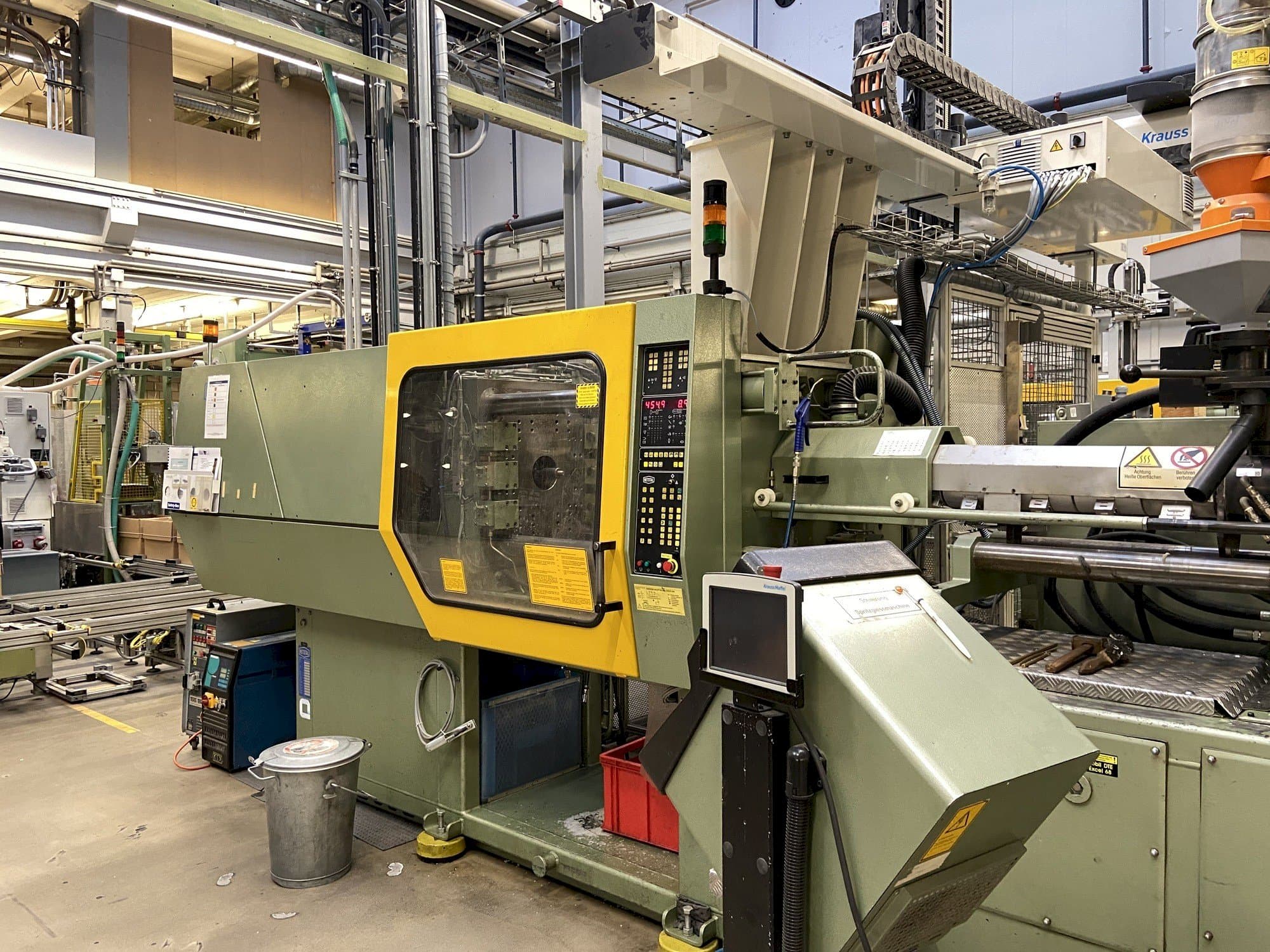 Makine  Netstal Synergy 1500K/460 - Önden görünüm