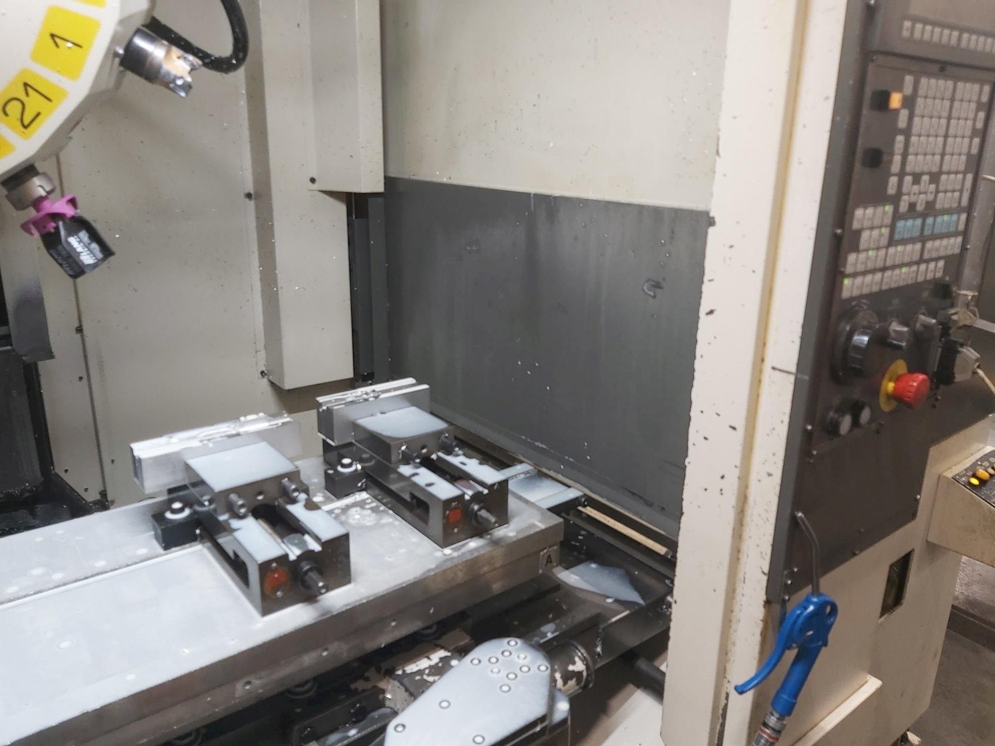 Makine  FANUC Robodrill Alpha T21iE - Önden görünüm