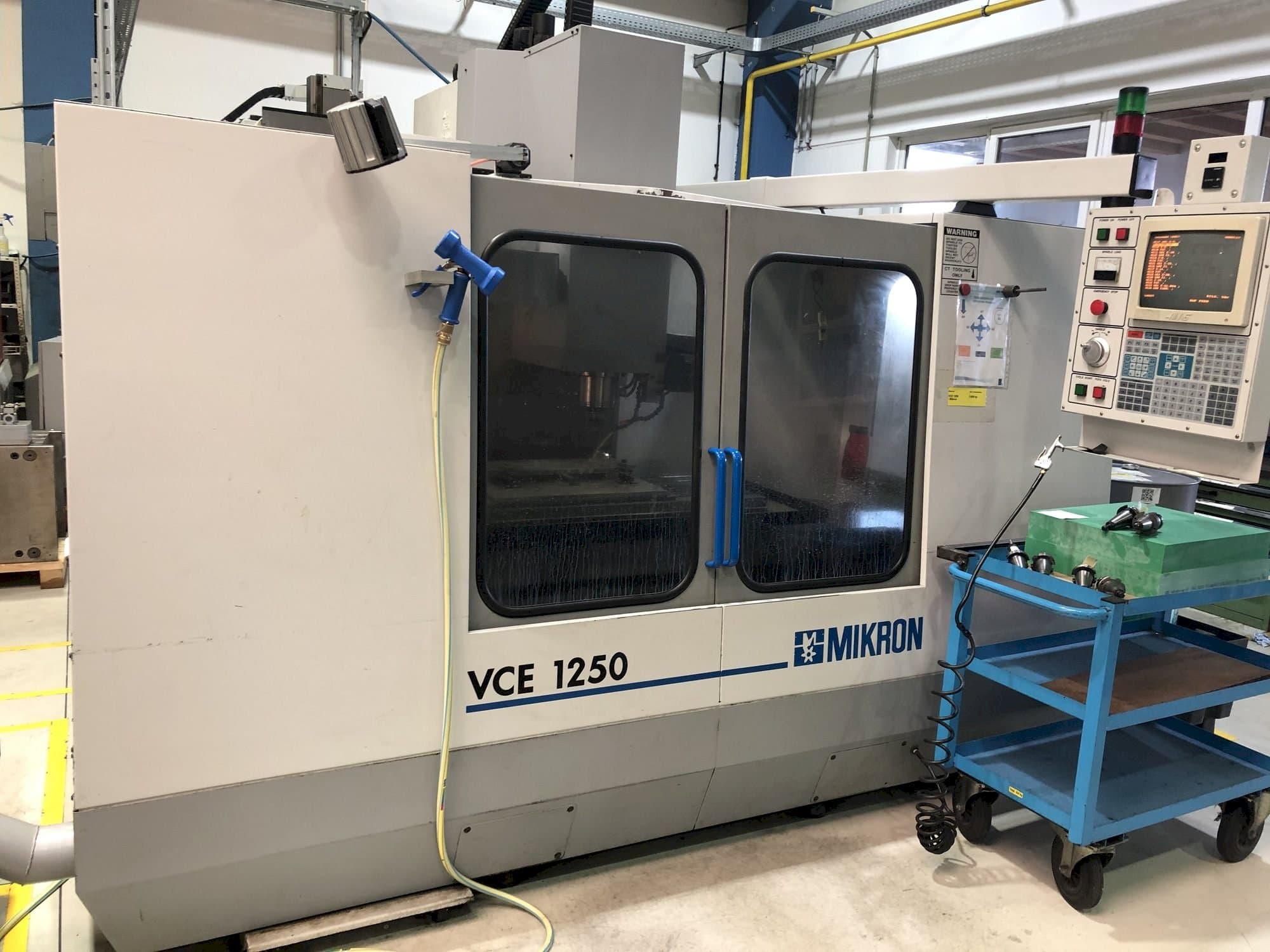 Makine  MIKRON VCE 1250 - Önden görünüm