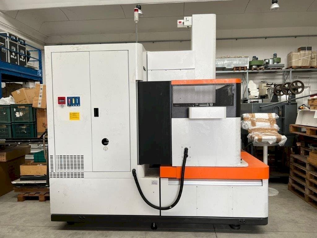 Makine  AgieCharmilles FORM 30 - Önden görünüm