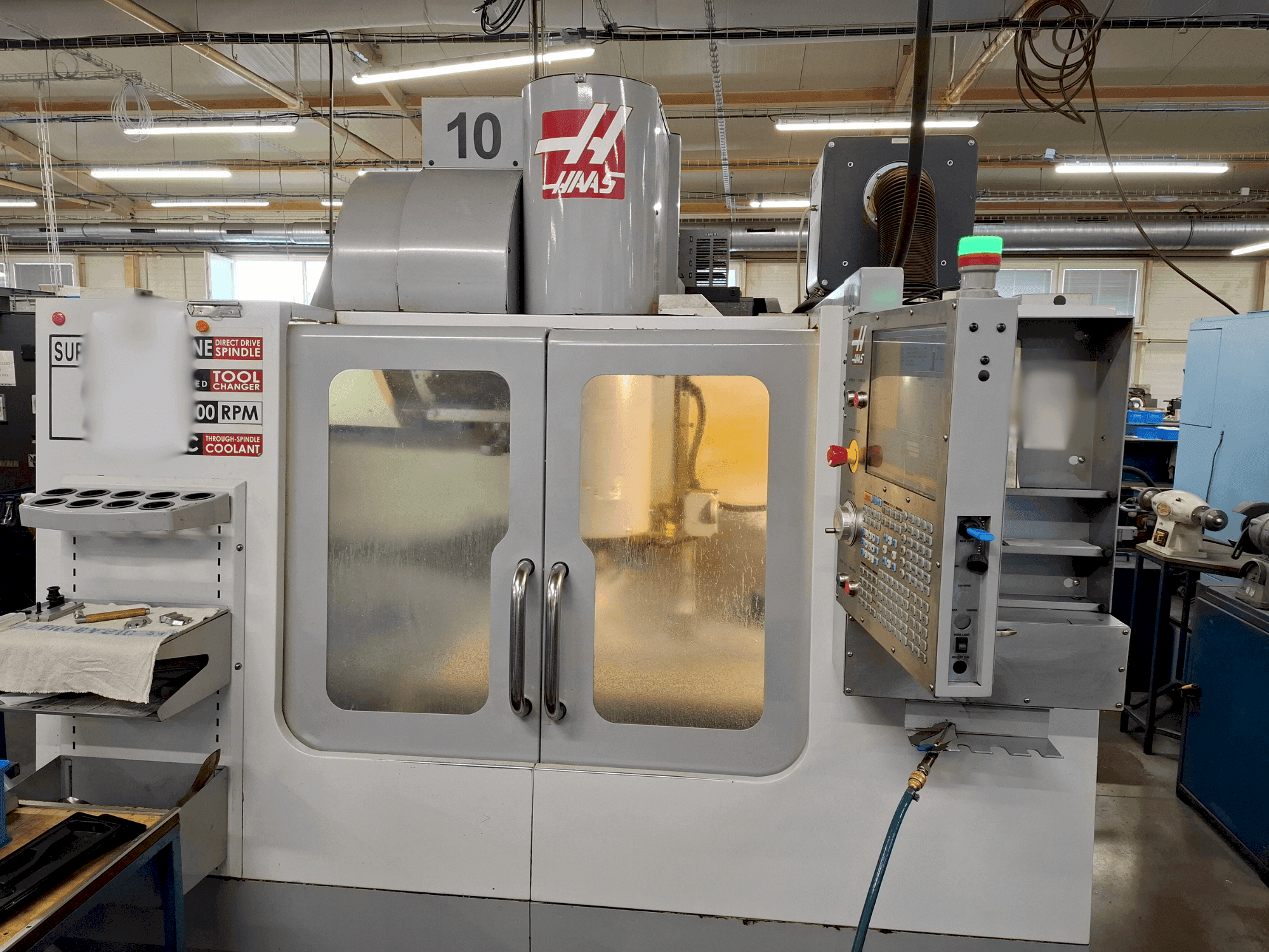 Makine  HAAS VF-2SSHE - Önden görünüm