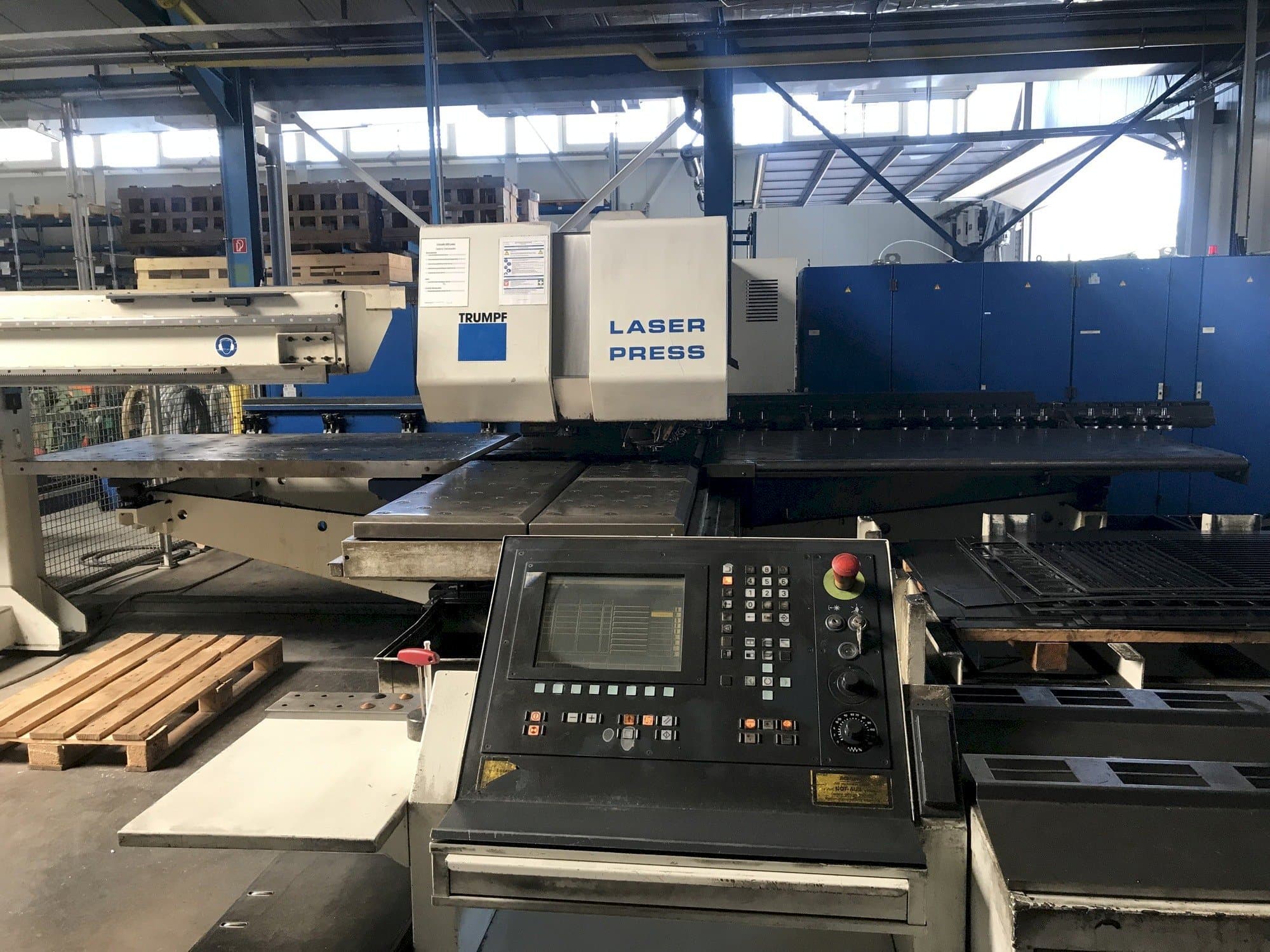 Makine  Trumpf Trumatic 600L - Önden görünüm