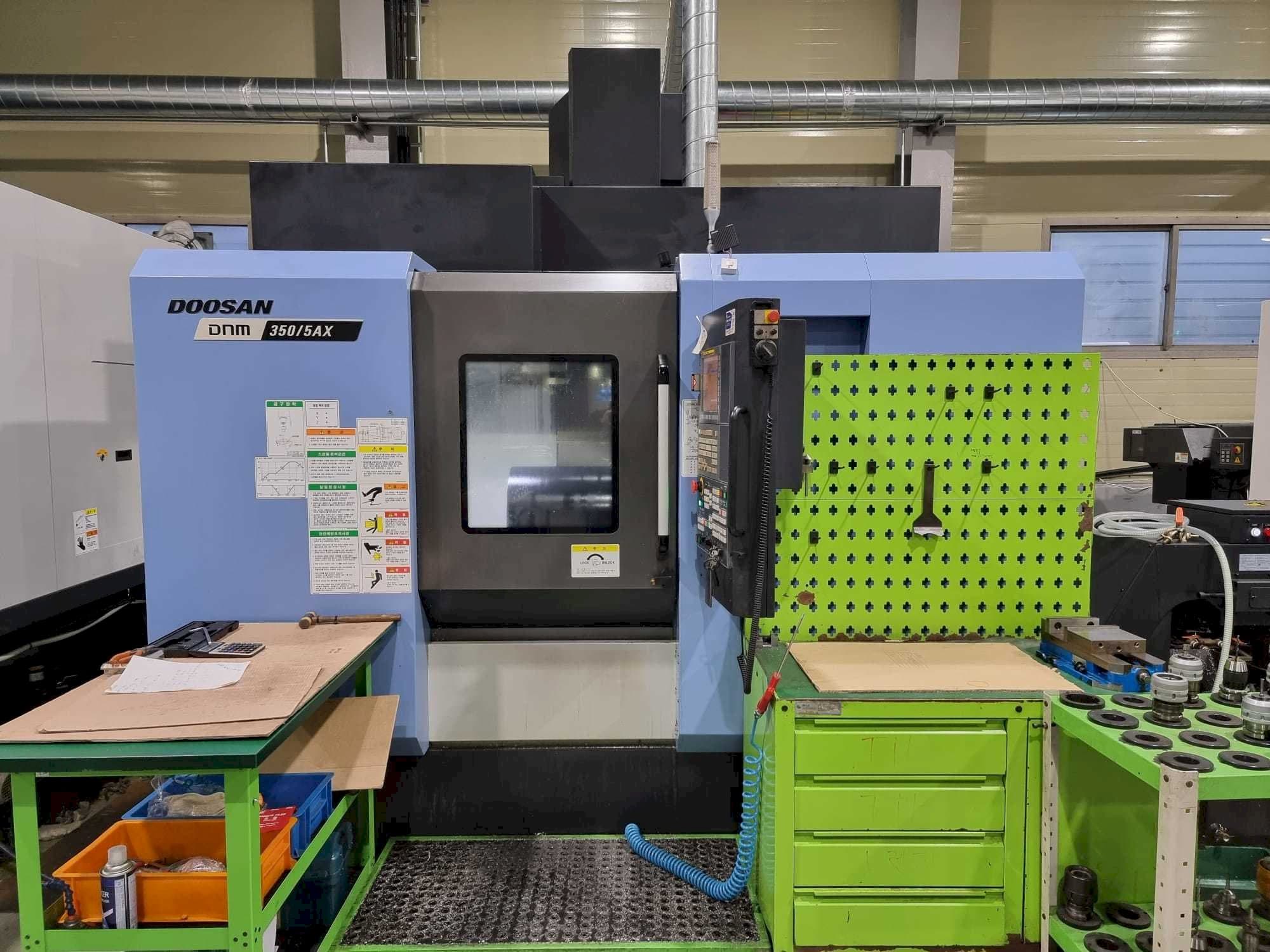 Makine  Doosan DNM350/5AX - Önden görünüm