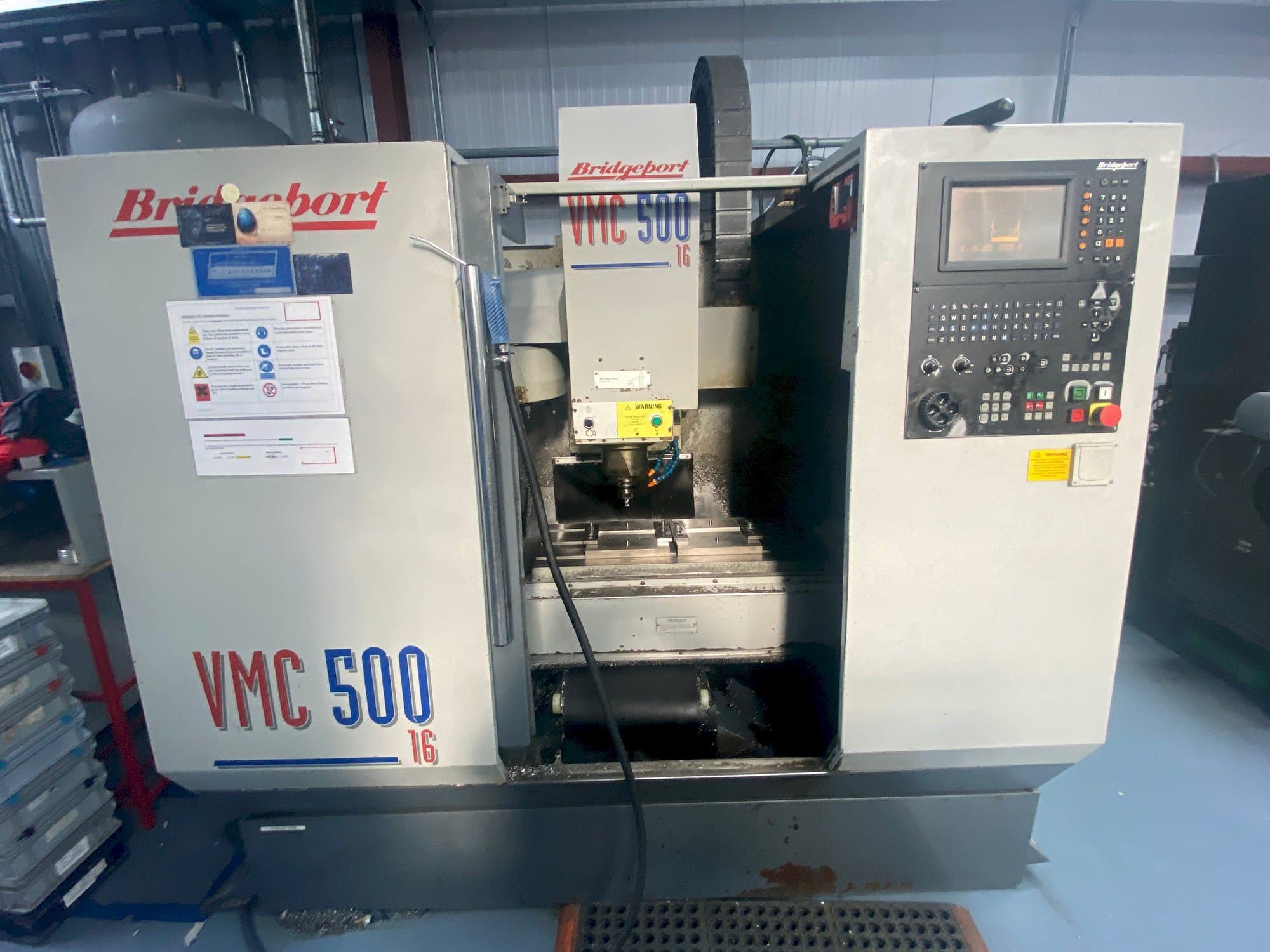 Makine  Bridgeport VMC 500/16 - Önden görünüm