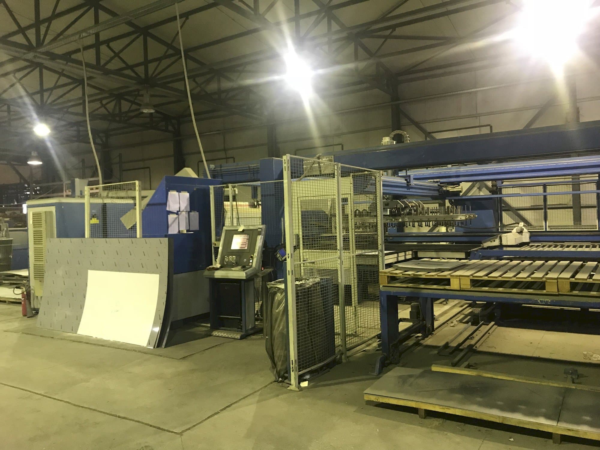 Makine  Finn-Power LP6 - Önden görünüm