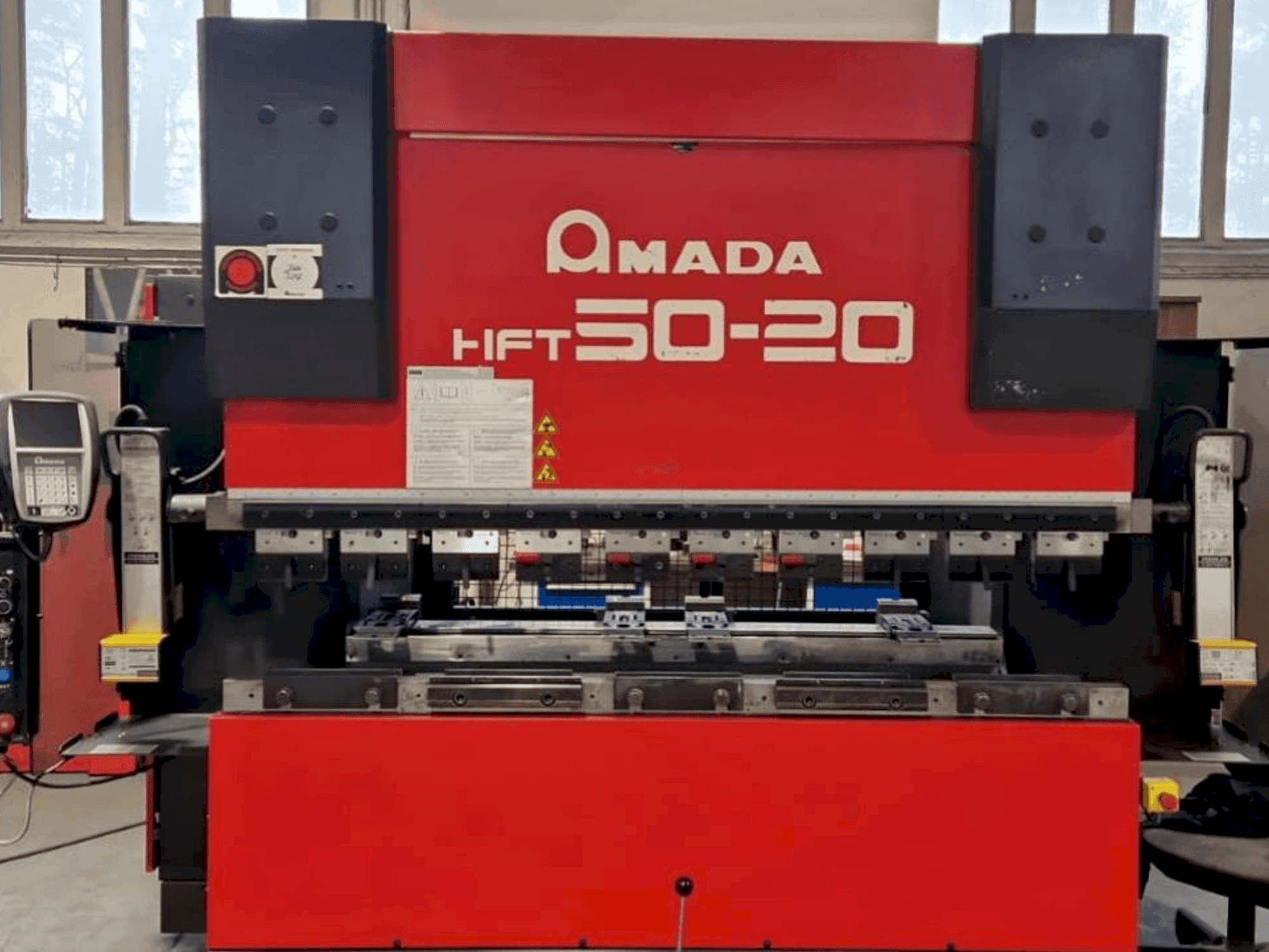 Makine  AMADA HFT 50-20 - Önden görünüm