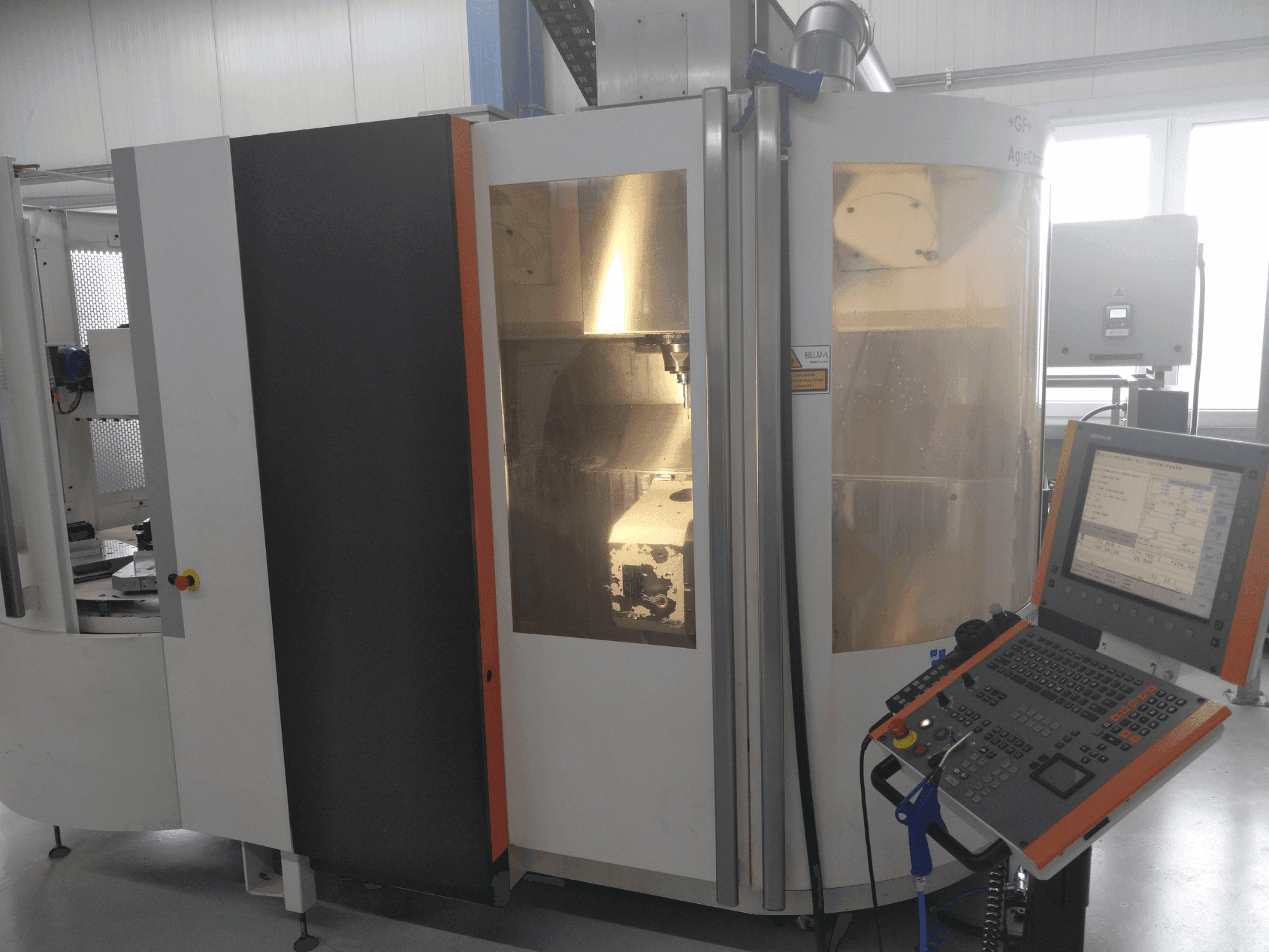 Makine  +GF+ AGIE CHARMILLES MIKRON UCP 600 Vario - Önden görünüm