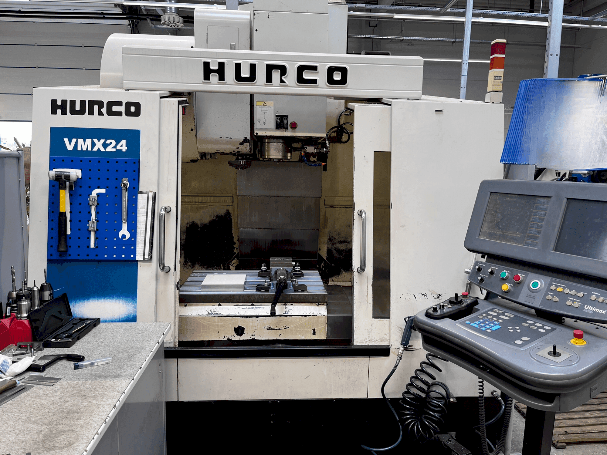 Makine  Hurco VMX 24 - Önden görünüm