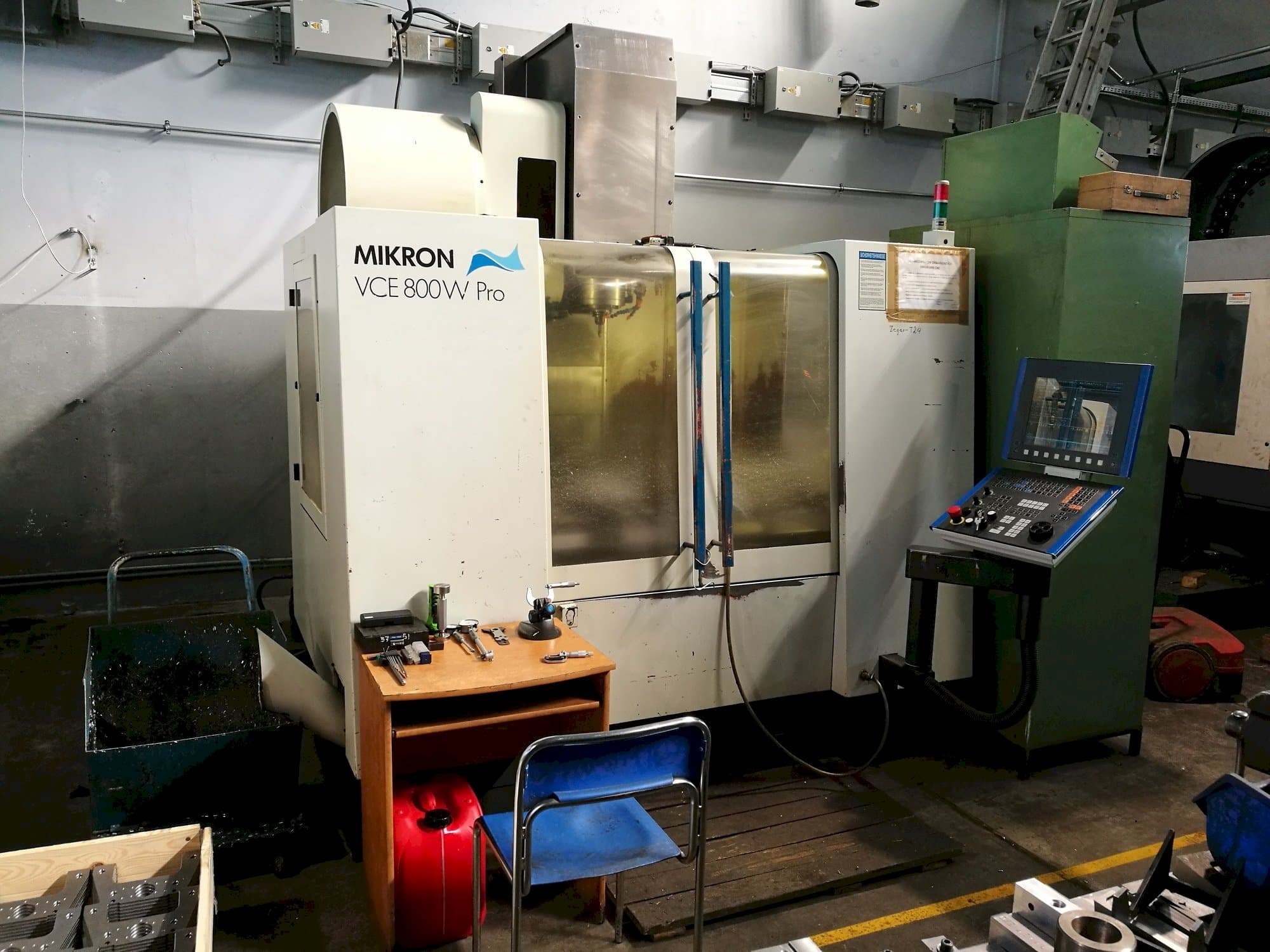 Makine  MIKRON VCE 800W Pro - Önden görünüm