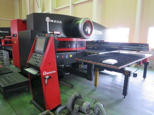 Makine  AMADA EM 2510NT - Önden görünüm