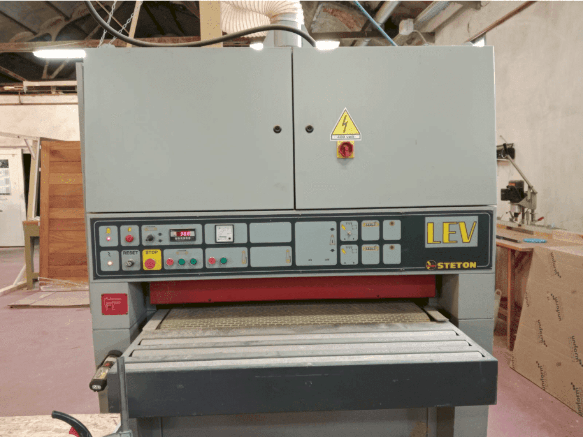 Makine  STETON LEV2RR - Önden görünüm