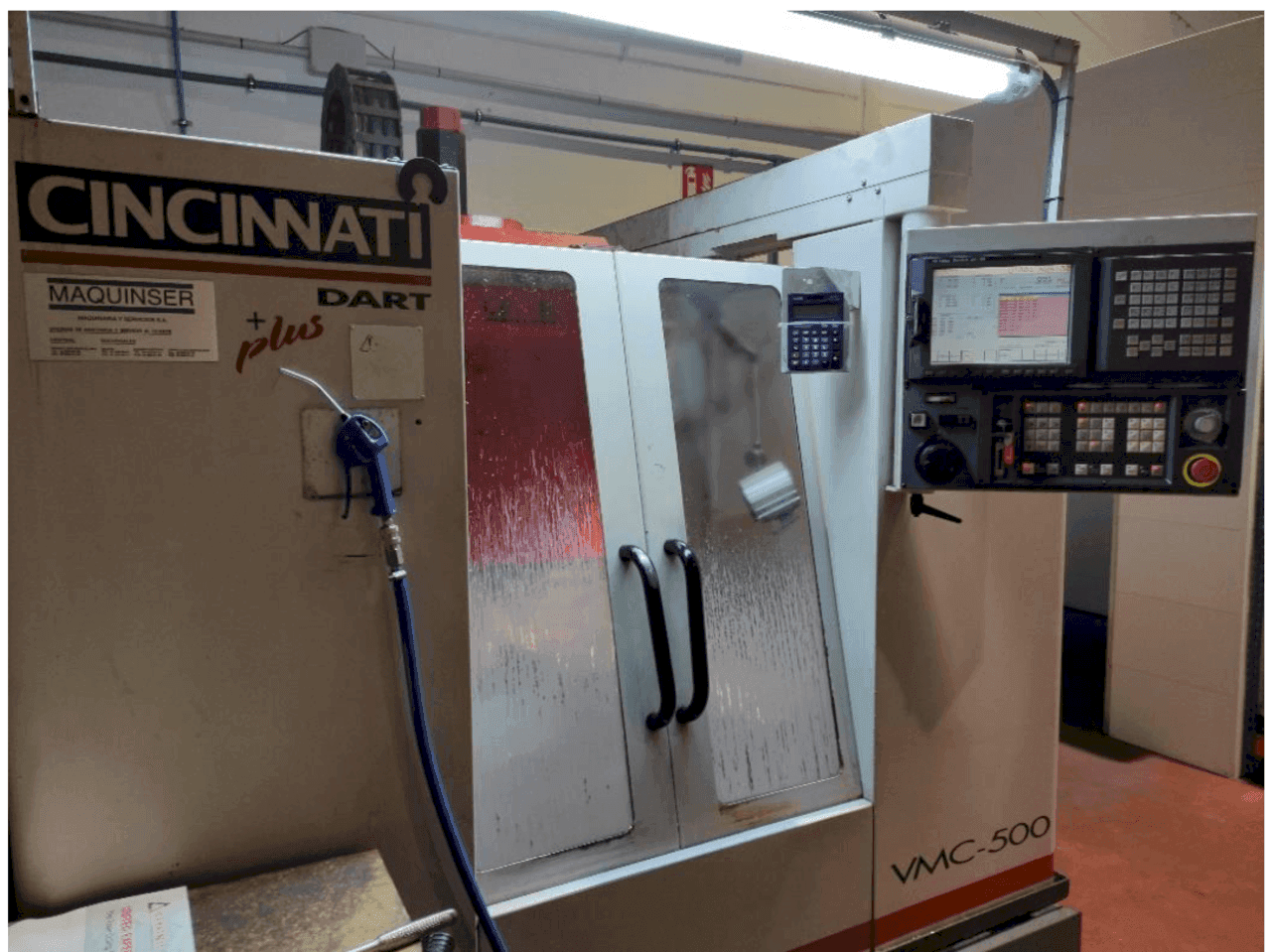 Makine  Cincinnati Dart Plus VMC-500 - Önden görünüm
