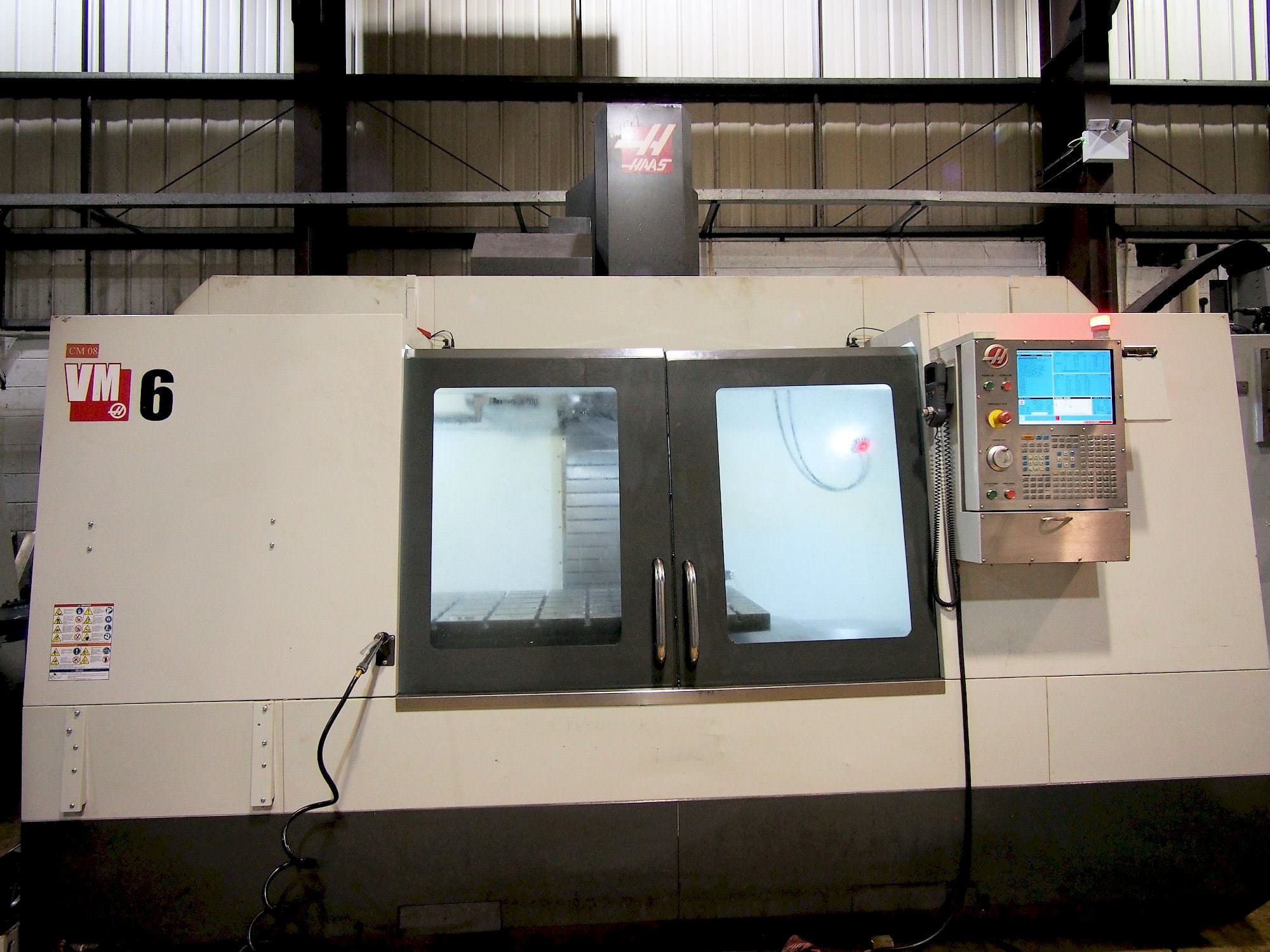 Makine  HAAS VM-6 - Önden görünüm