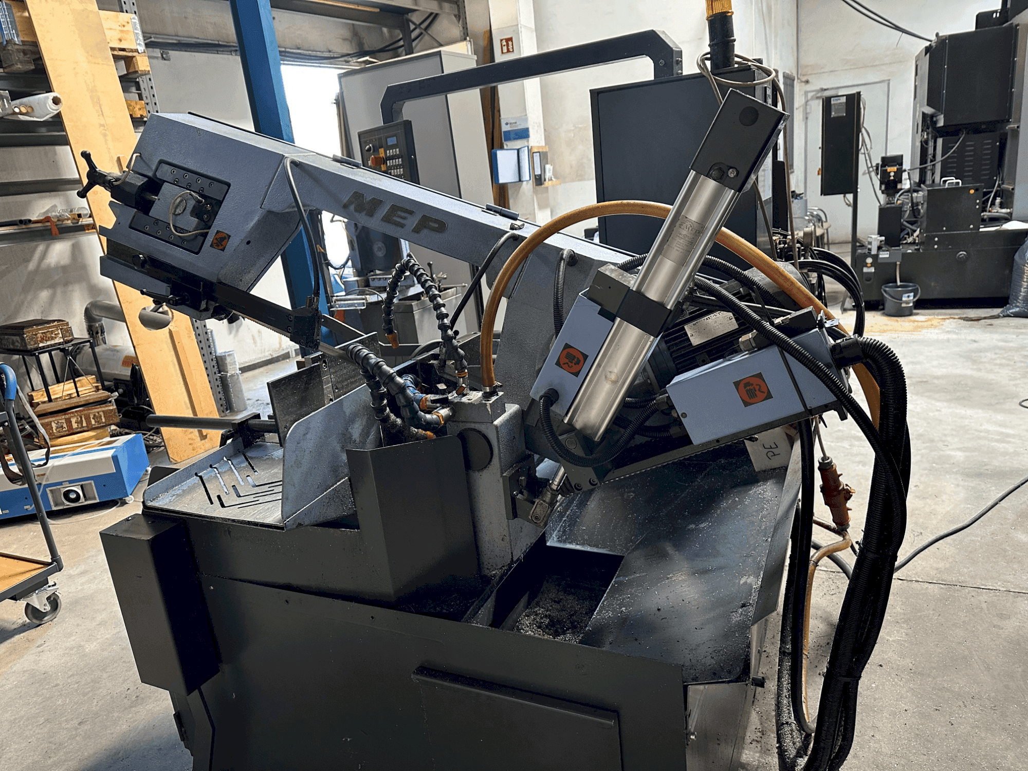 Makine  MEP SHARK 330 NC eco - Önden görünüm