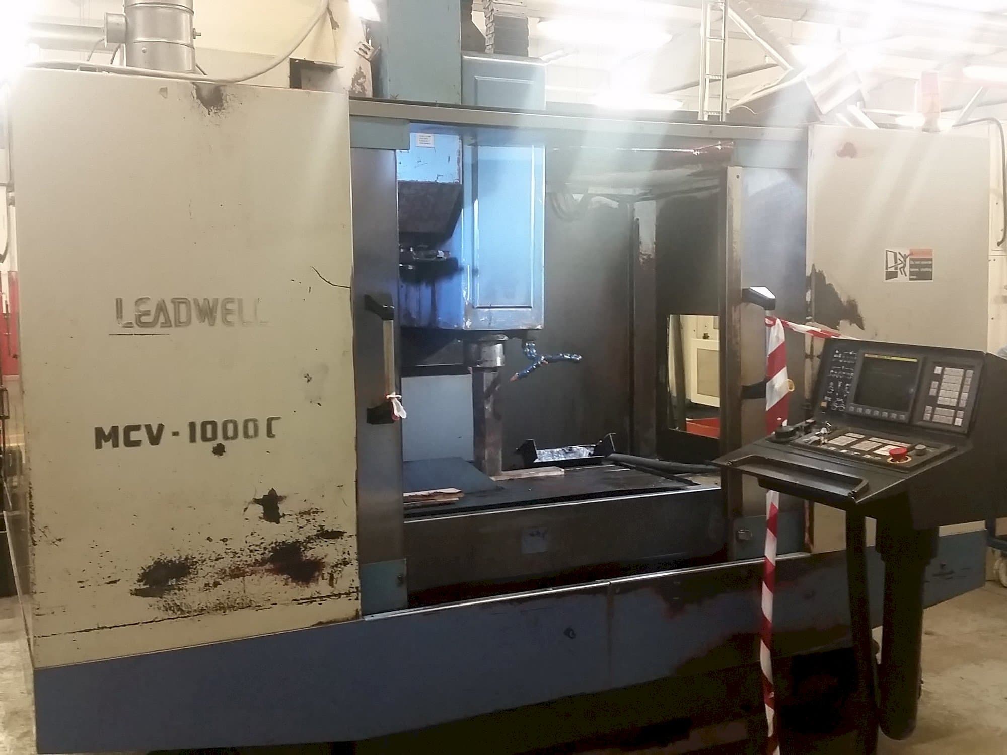 Makine  Leadwell MCV-1000CR - Önden görünüm