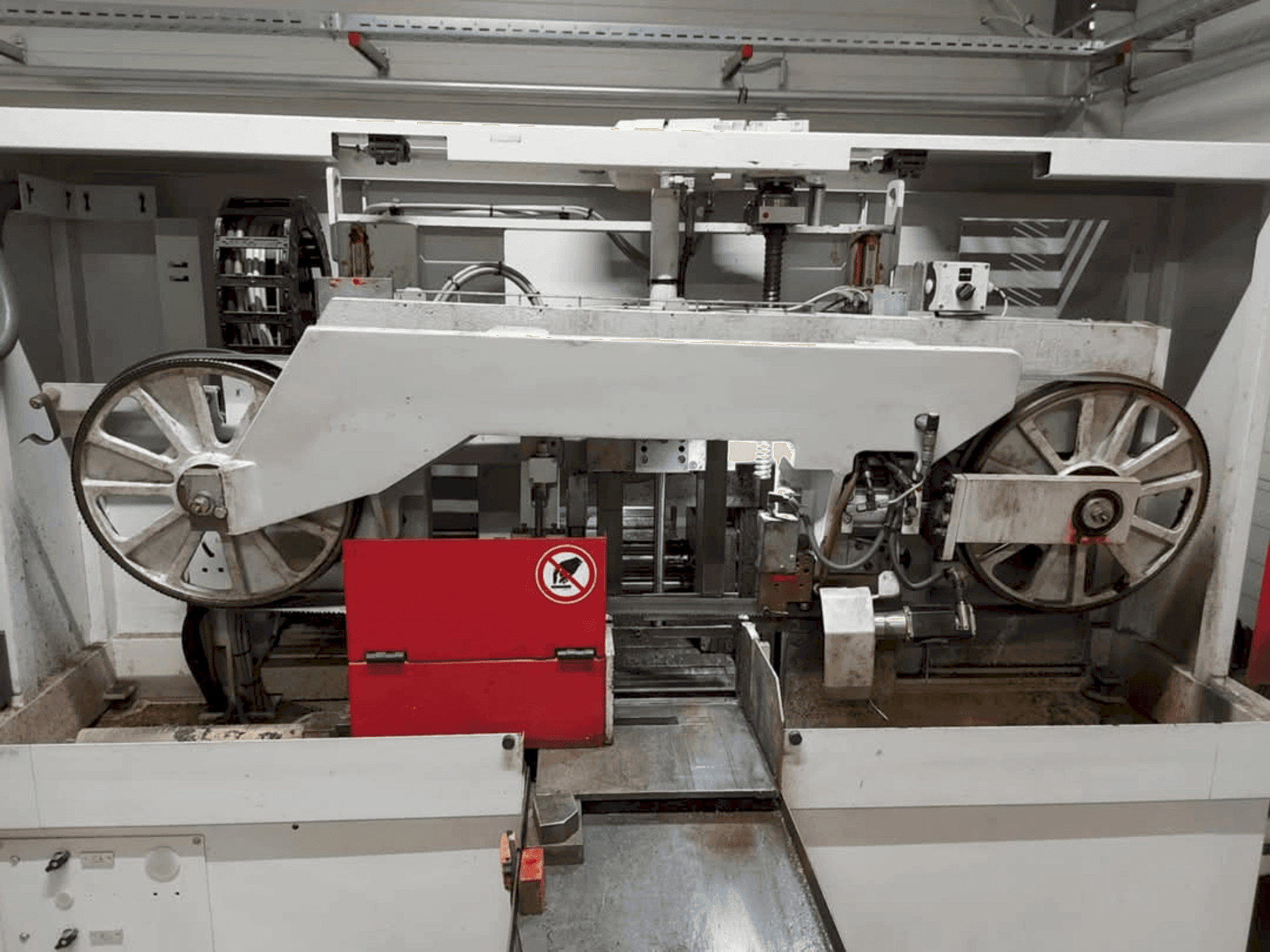 Makine  Behringer HBE 321-A - Önden görünüm