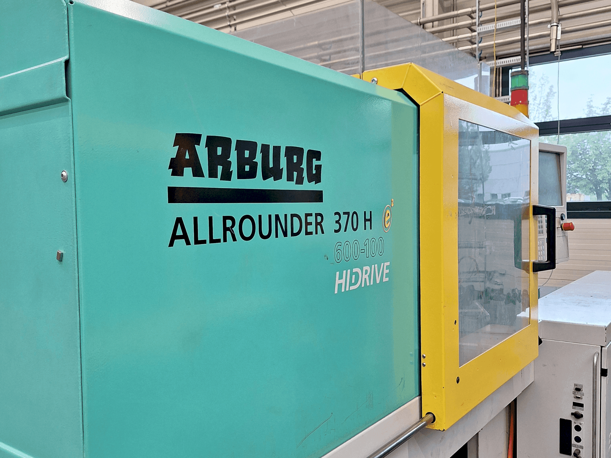 Makine  Arburg Allrounder 370 H 600-100 - Önden görünüm