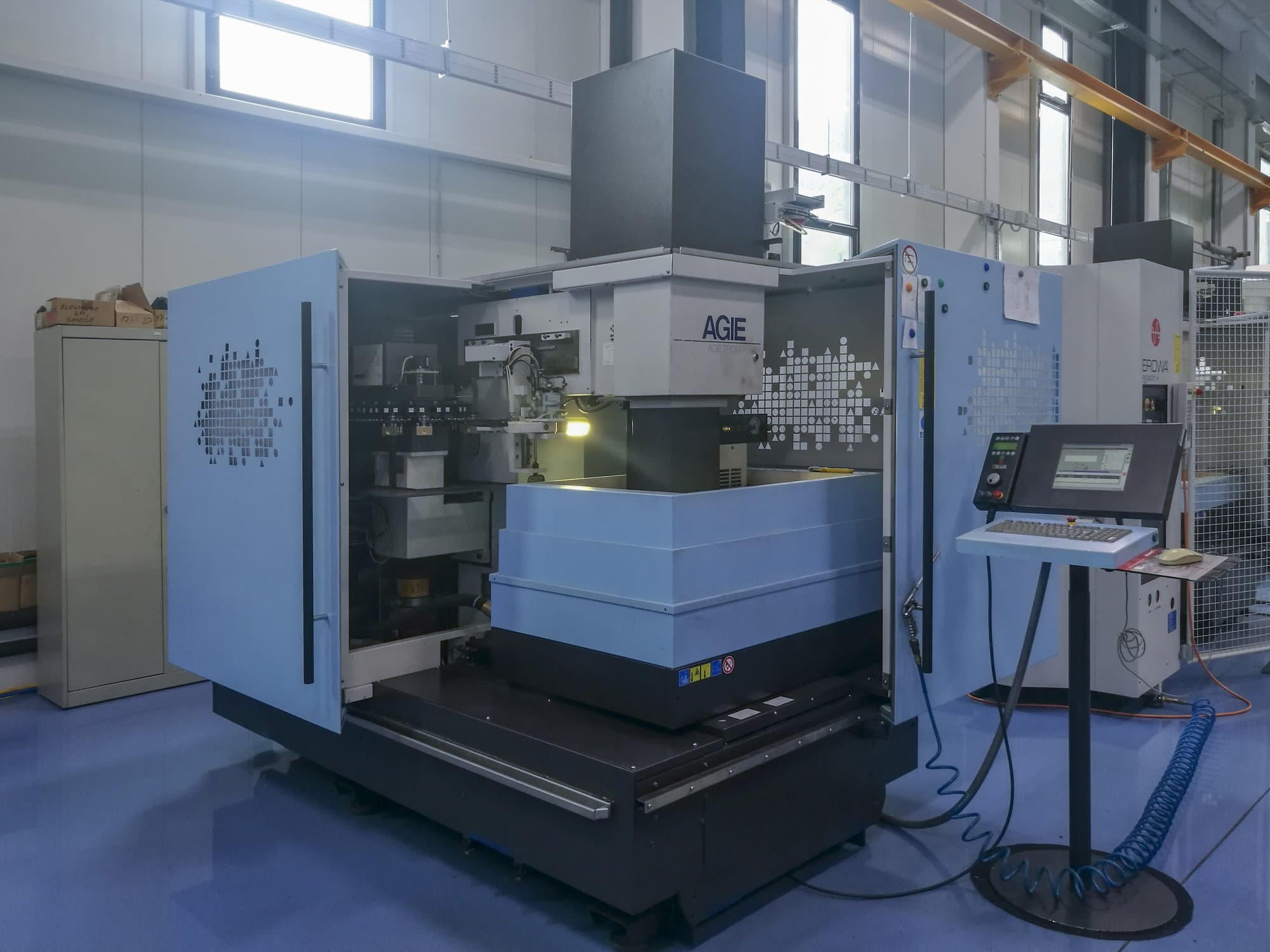 Makine  AGIE - Önden görünüm AGIETRON INNOVATION 2