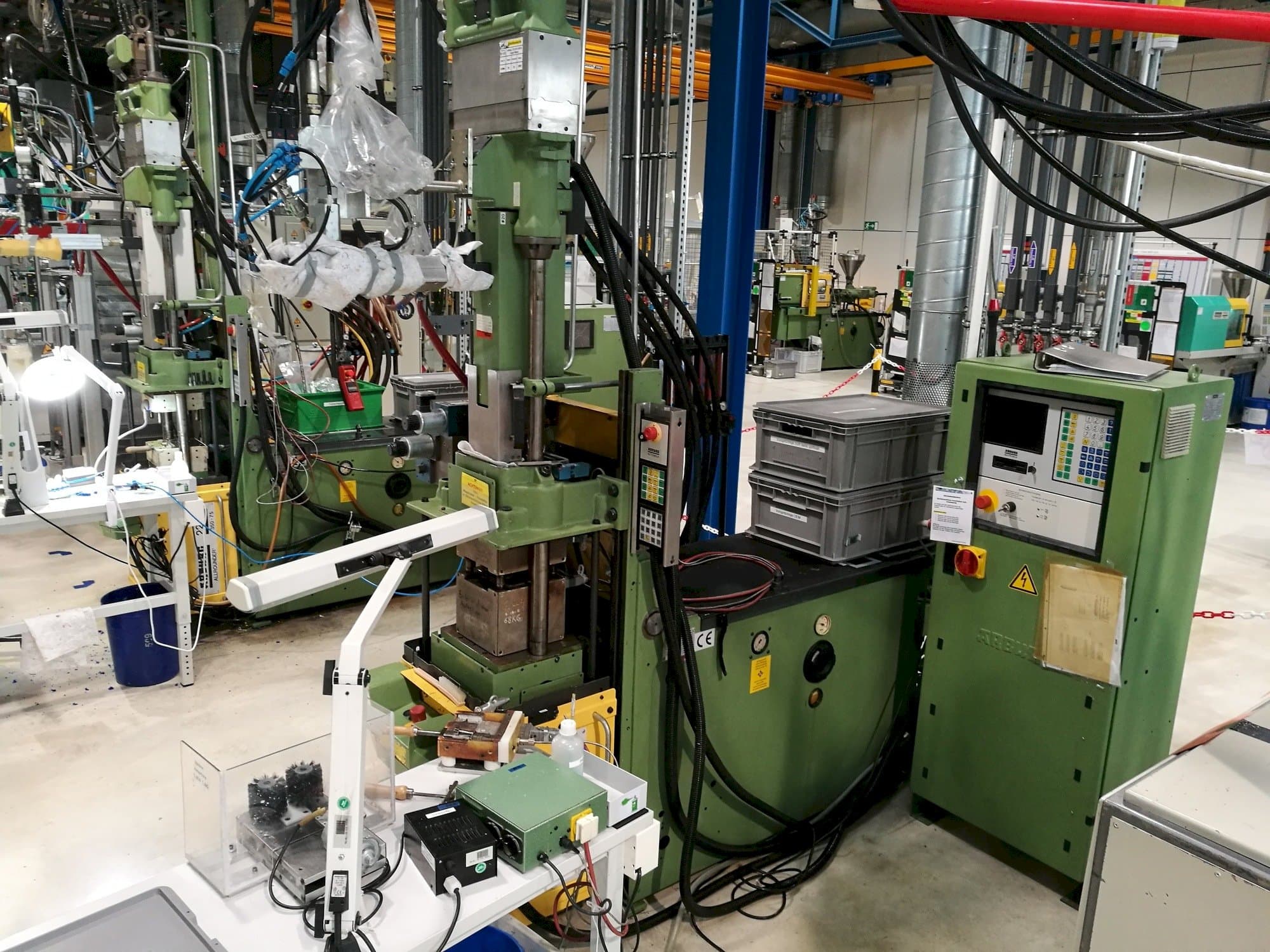 Makine  Arburg 221M-350-75U - Önden görünüm