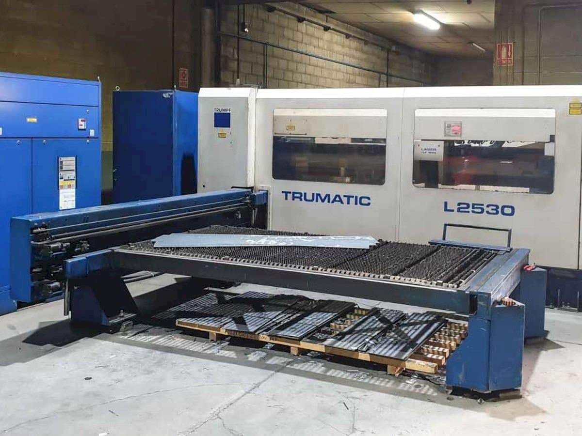 Makine  Trumpf Trumatic L2530 - Önden görünüm