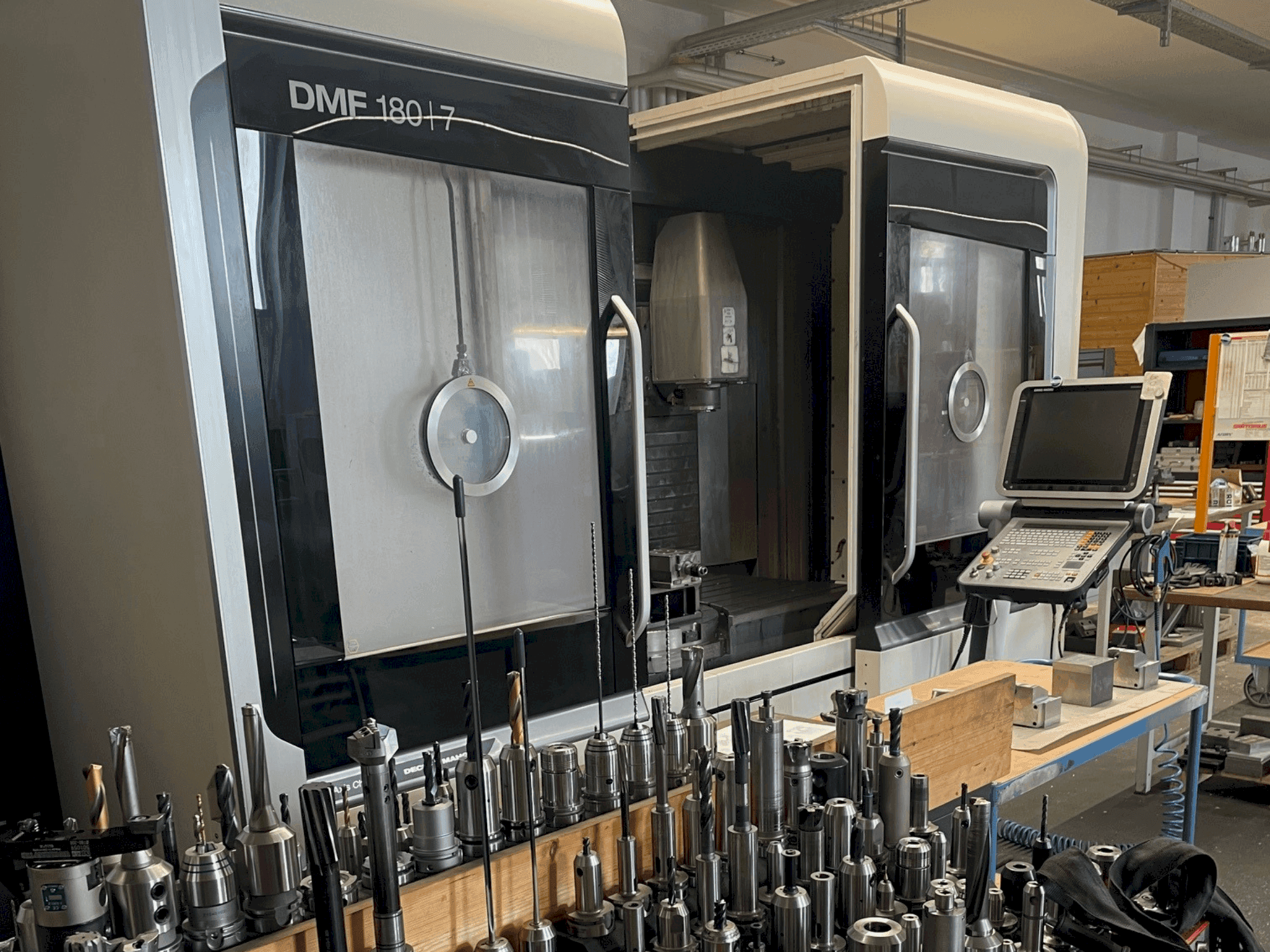 Makine  DMG MORI DMF 180/7 - Önden görünüm
