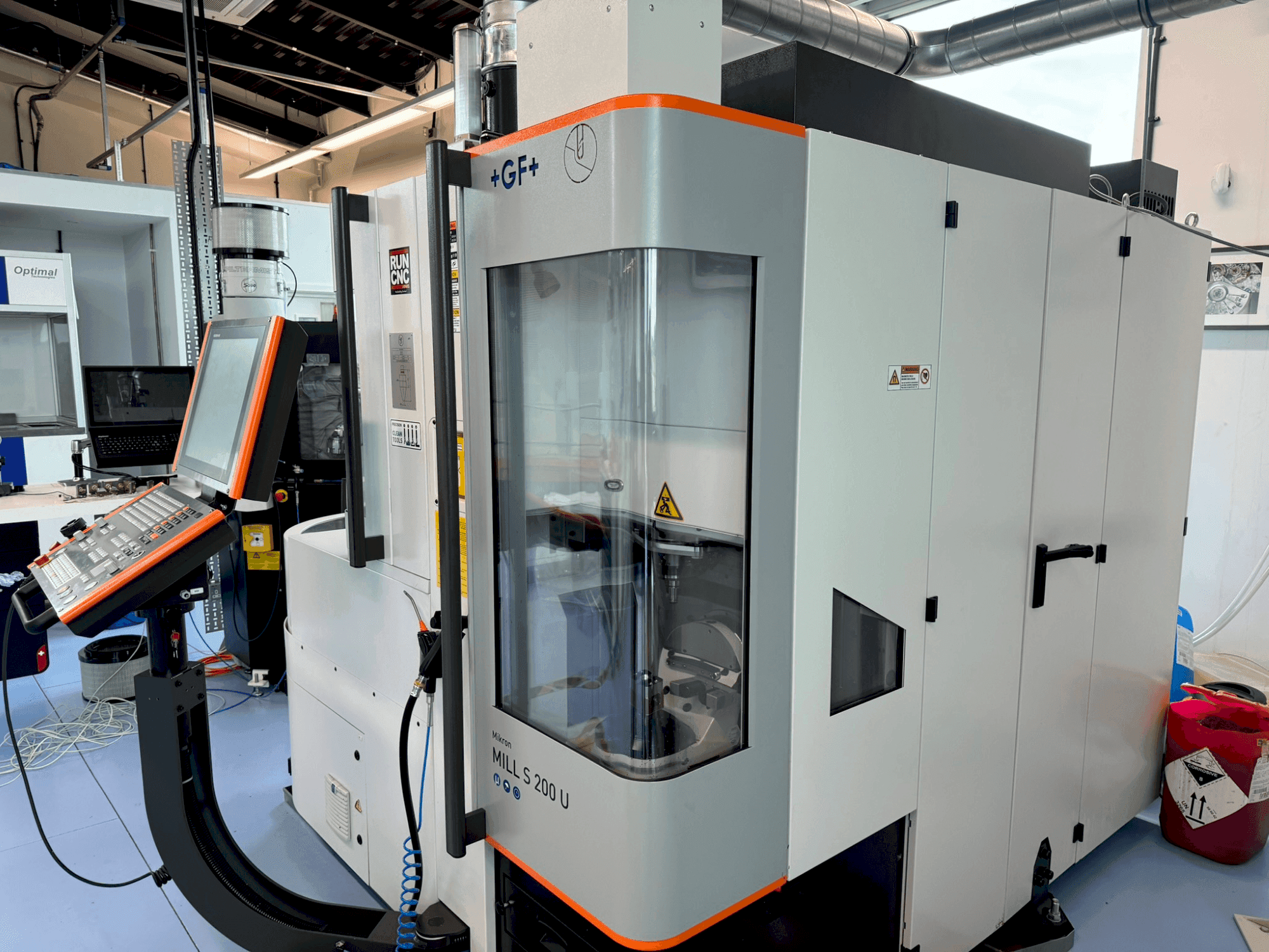 Makine  +GF+ Mikron Mill S 200U - Önden görünüm