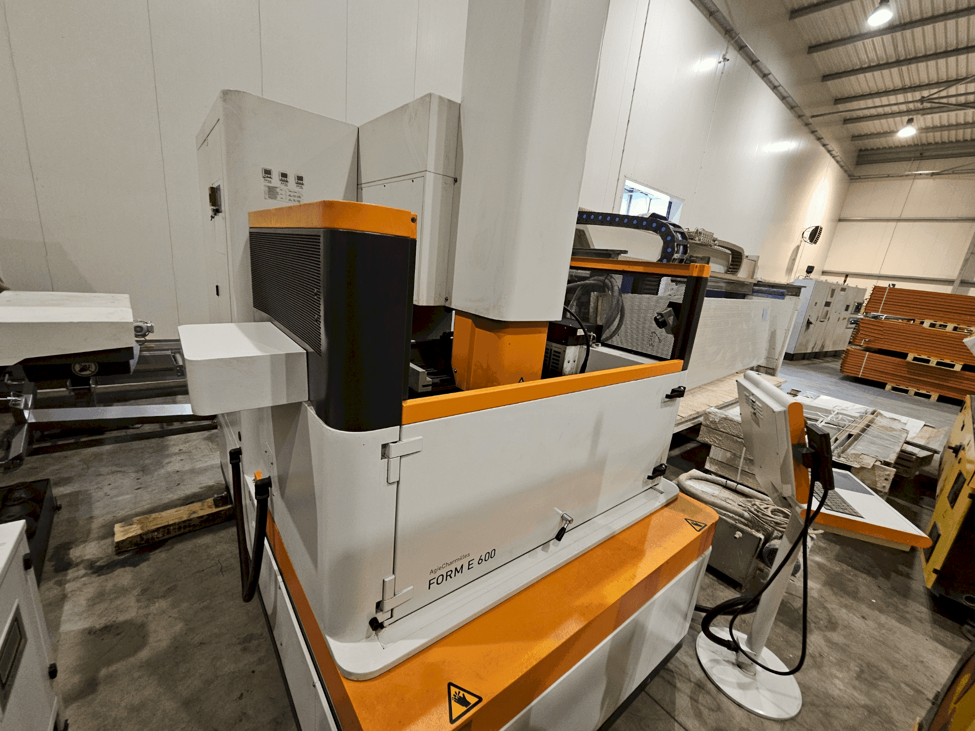 Makine  AgieCharmilles Form E 600 - Önden görünüm